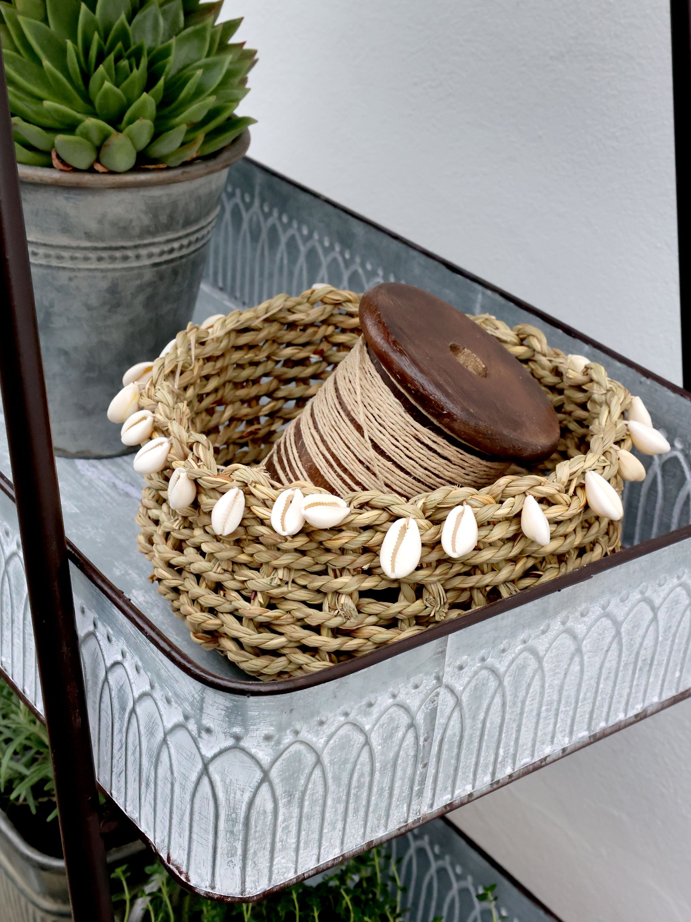Geflochtener Korb mit Muscheln, 18 cm Durchmesser