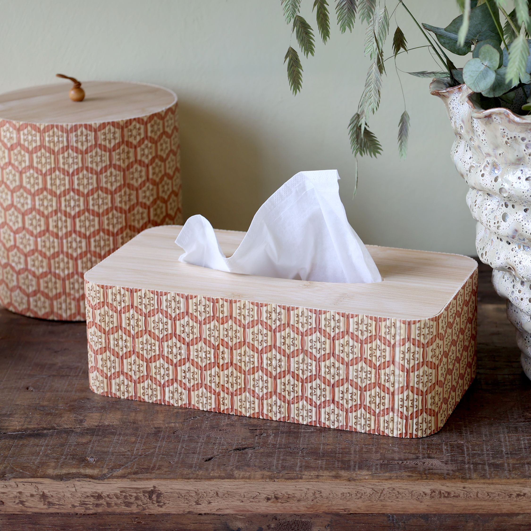 Serviettenbox aus Bambus in Coral Blush und Natur