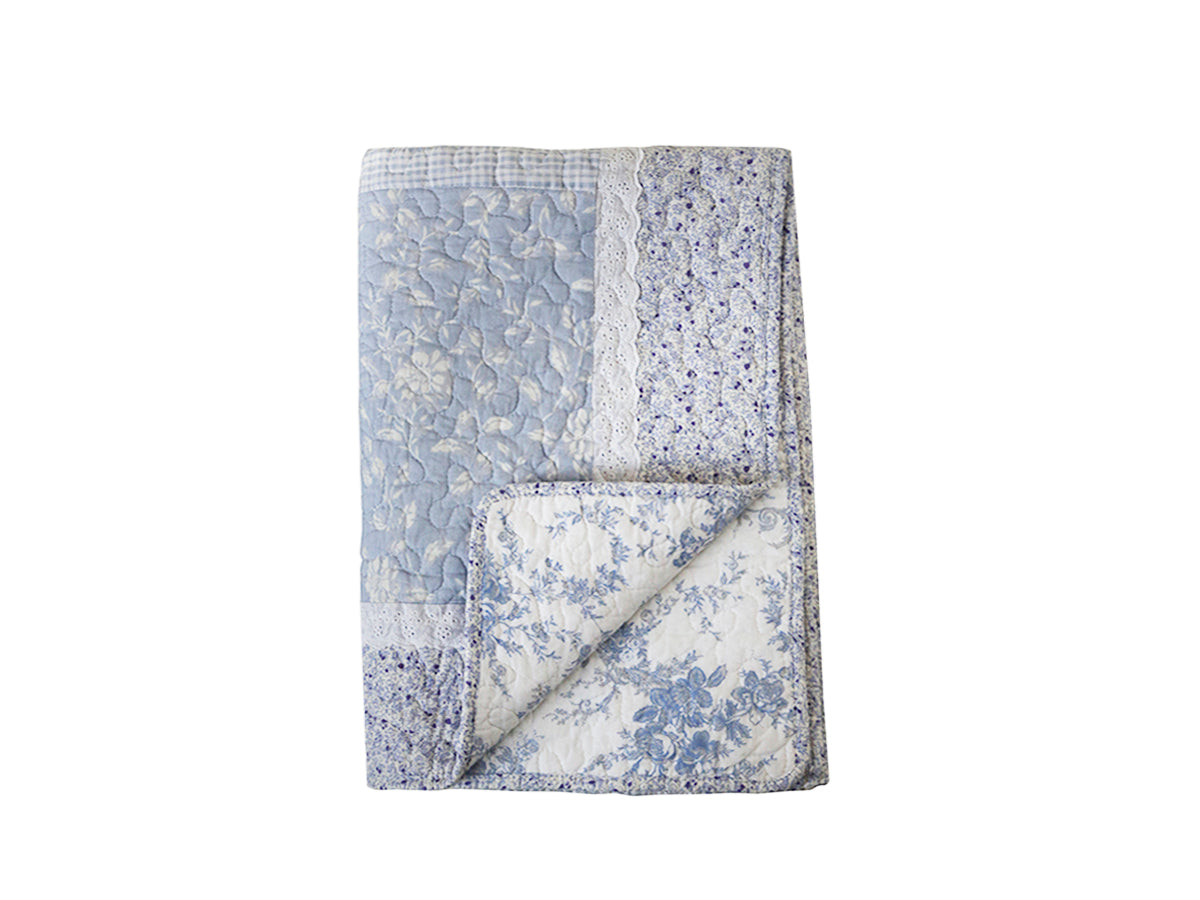 Quilt w. flowerprint & lace ribbon L180/W130 cm light blue