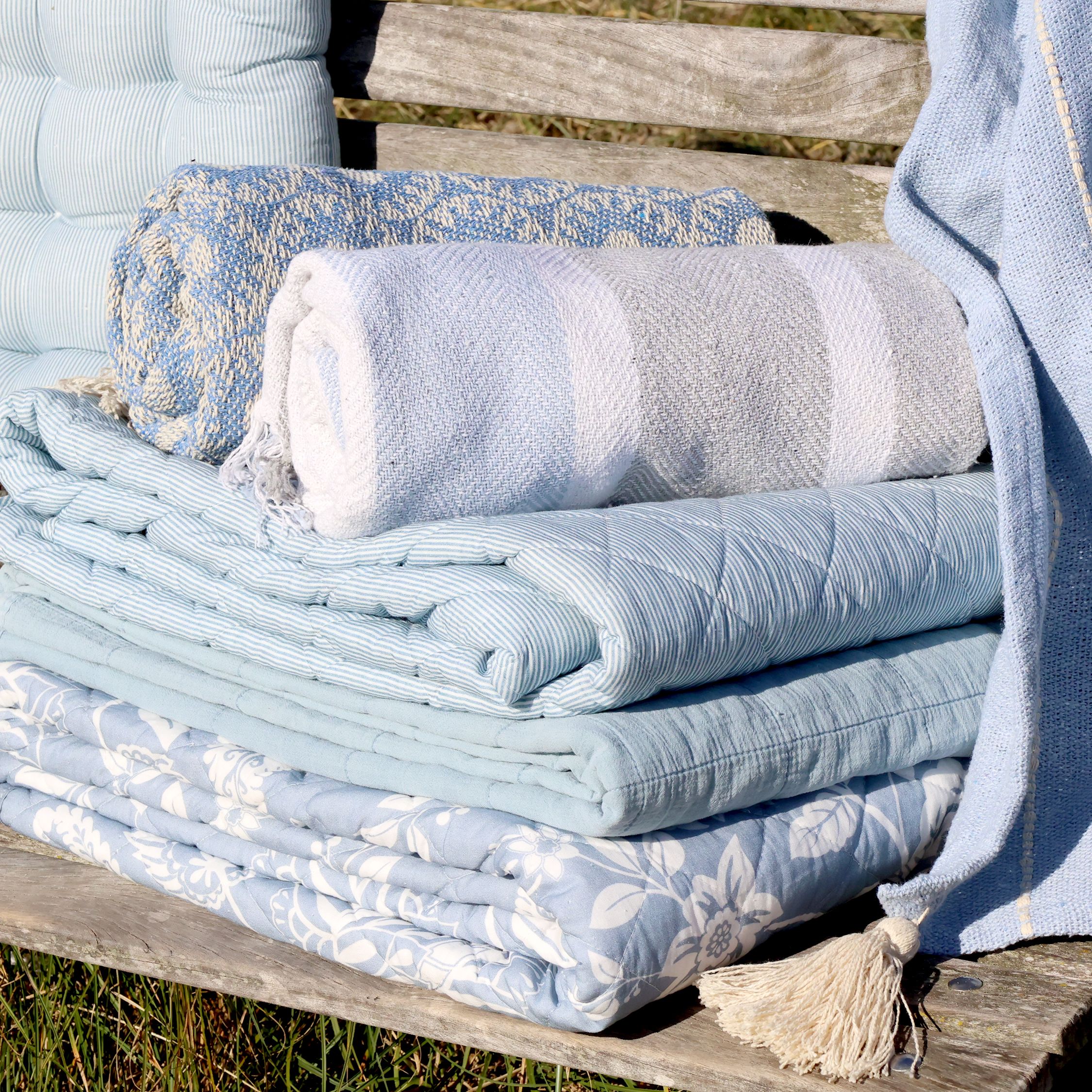 Quilt mit Blumenmuster in Sky Blue und Weiß, 180 cm lang