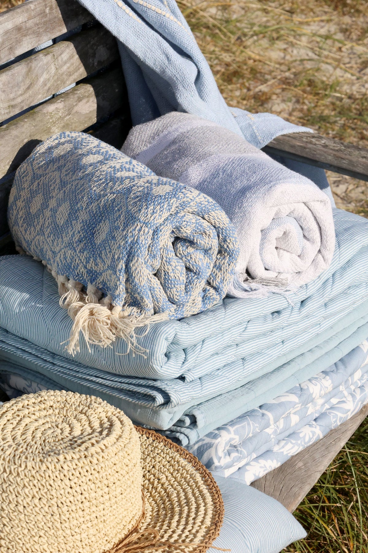 Quilt mit Blumenmuster in Sky Blue und Weiß, 180 cm lang