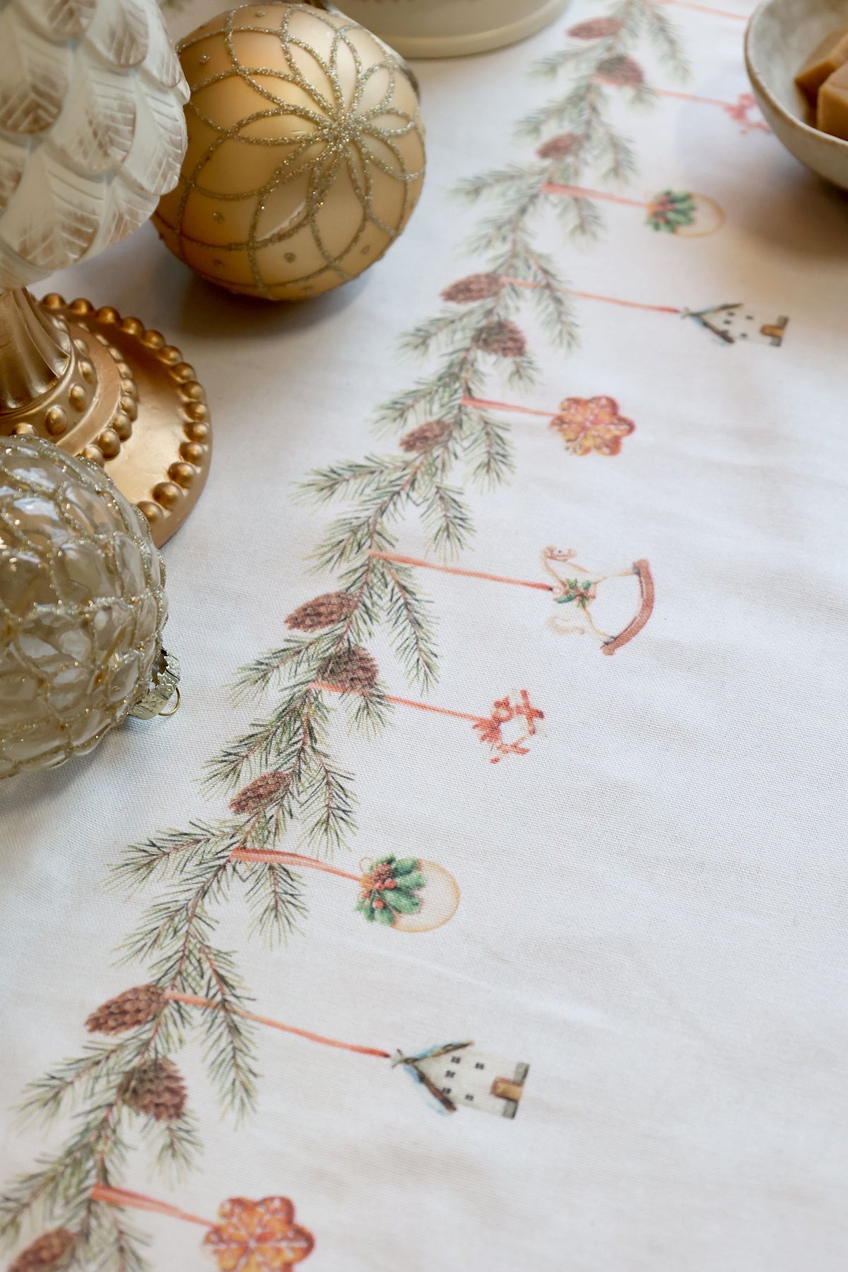 Tischdecke mit Girlanden, 360 cm lang, creme