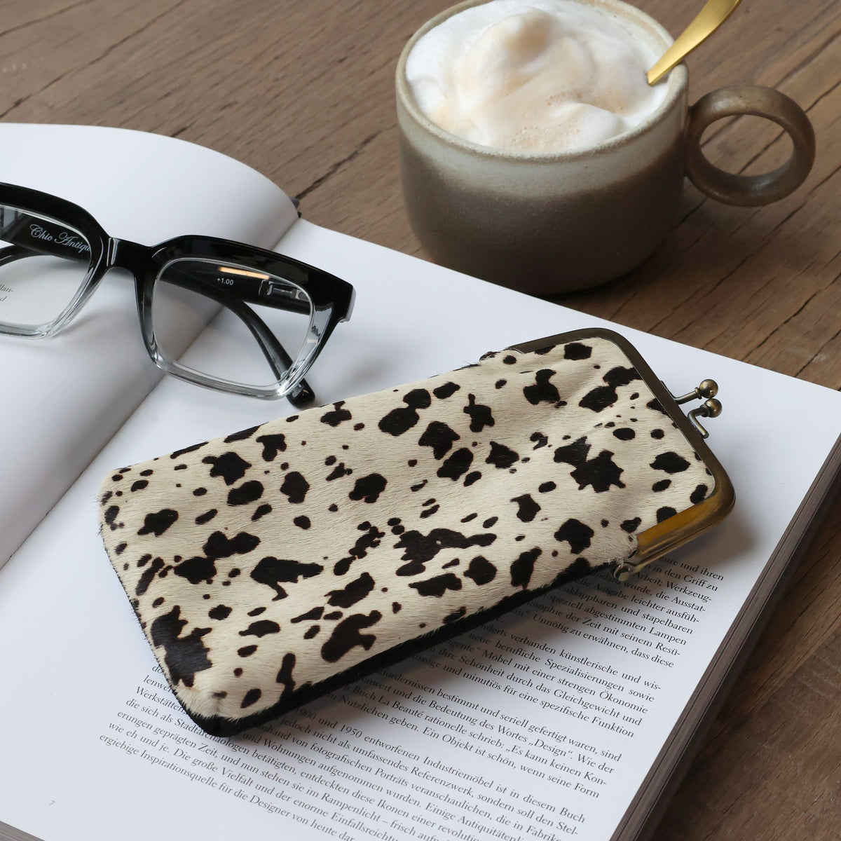 Handtasche aus Leder mit Kuhmuster, 18 cm lang