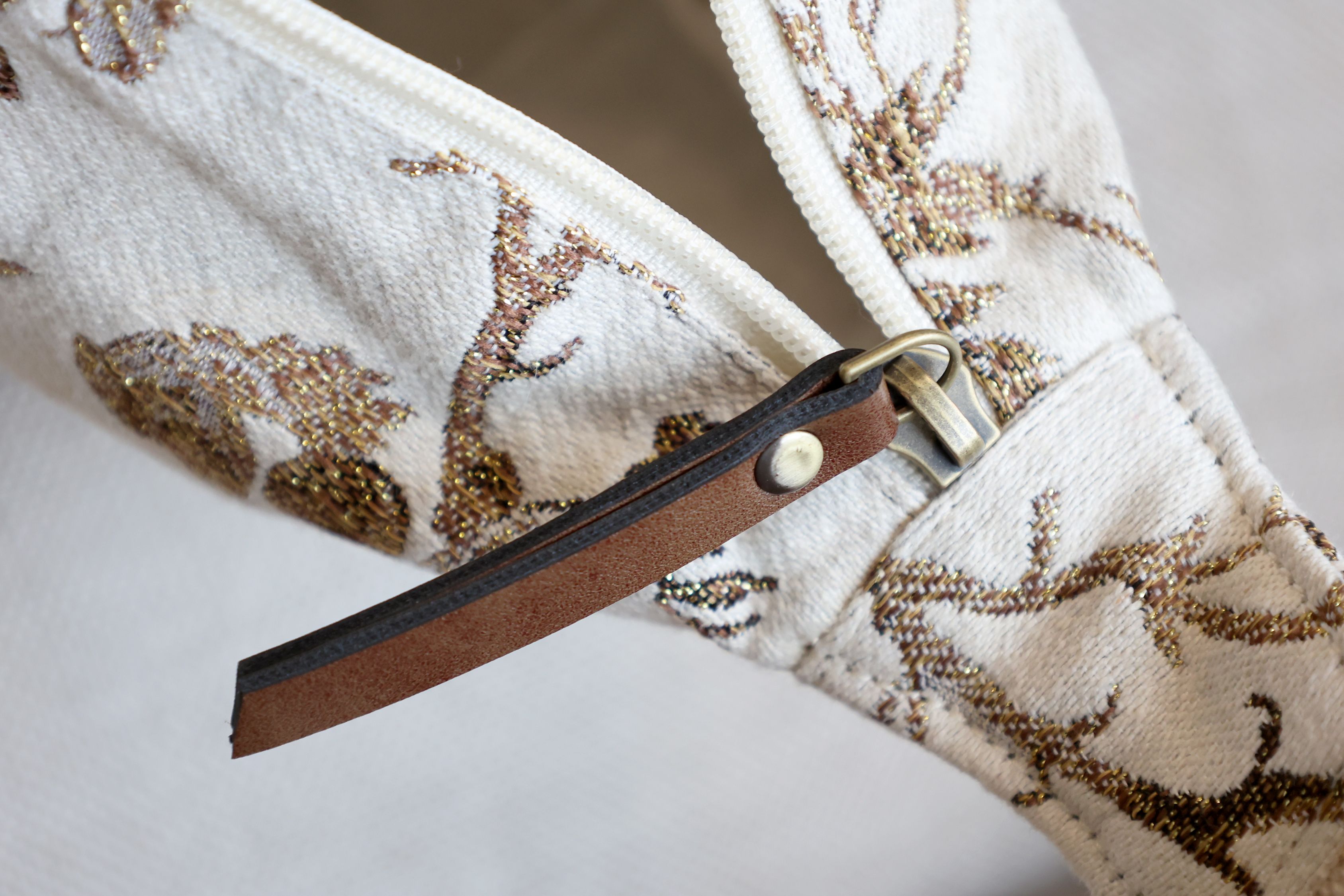 Gürteltasche Damen Creme mit Goldmuster