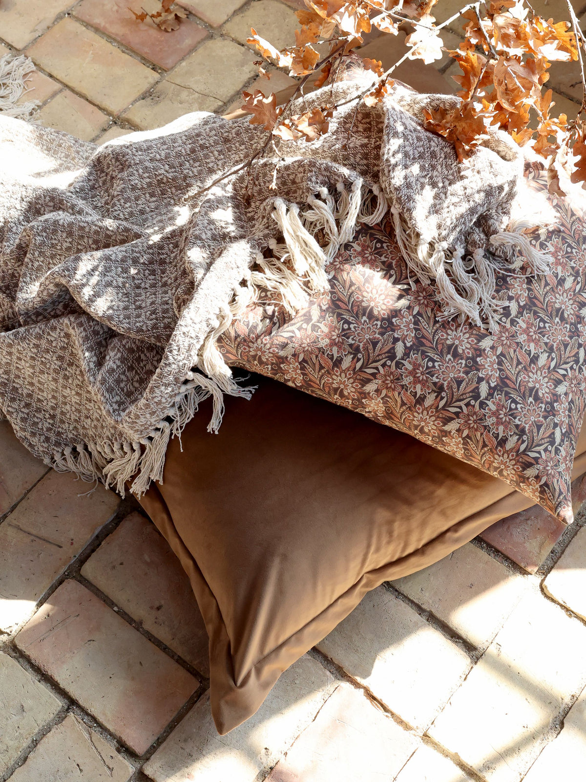 Kissenbezug 50x50 cm mit Blumenmuster in Cognac