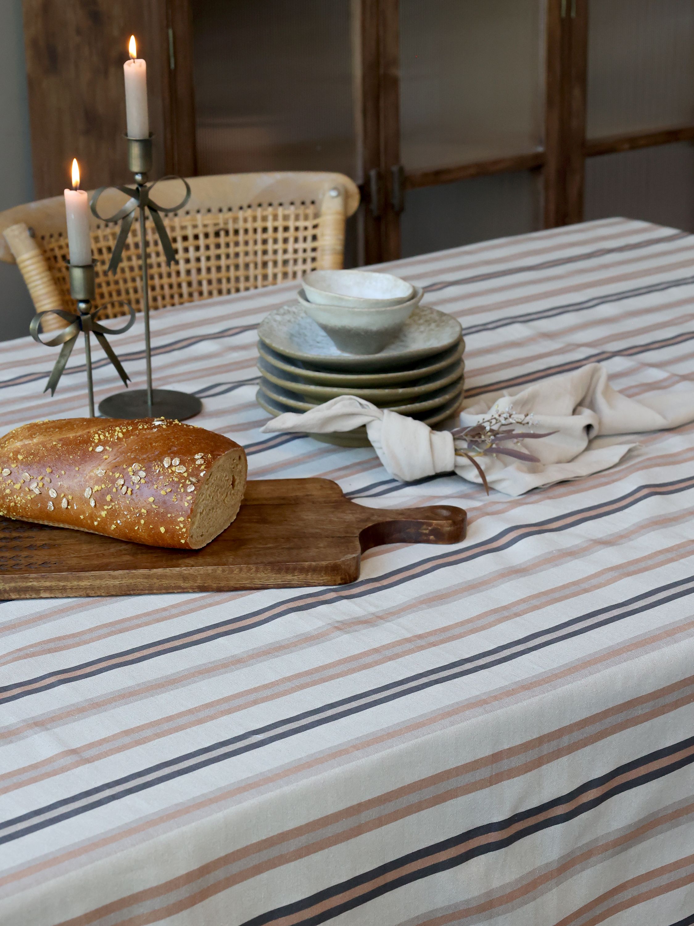 Weiße Tischdecke mit Streifen, cognac und latte, 240 cm lang
