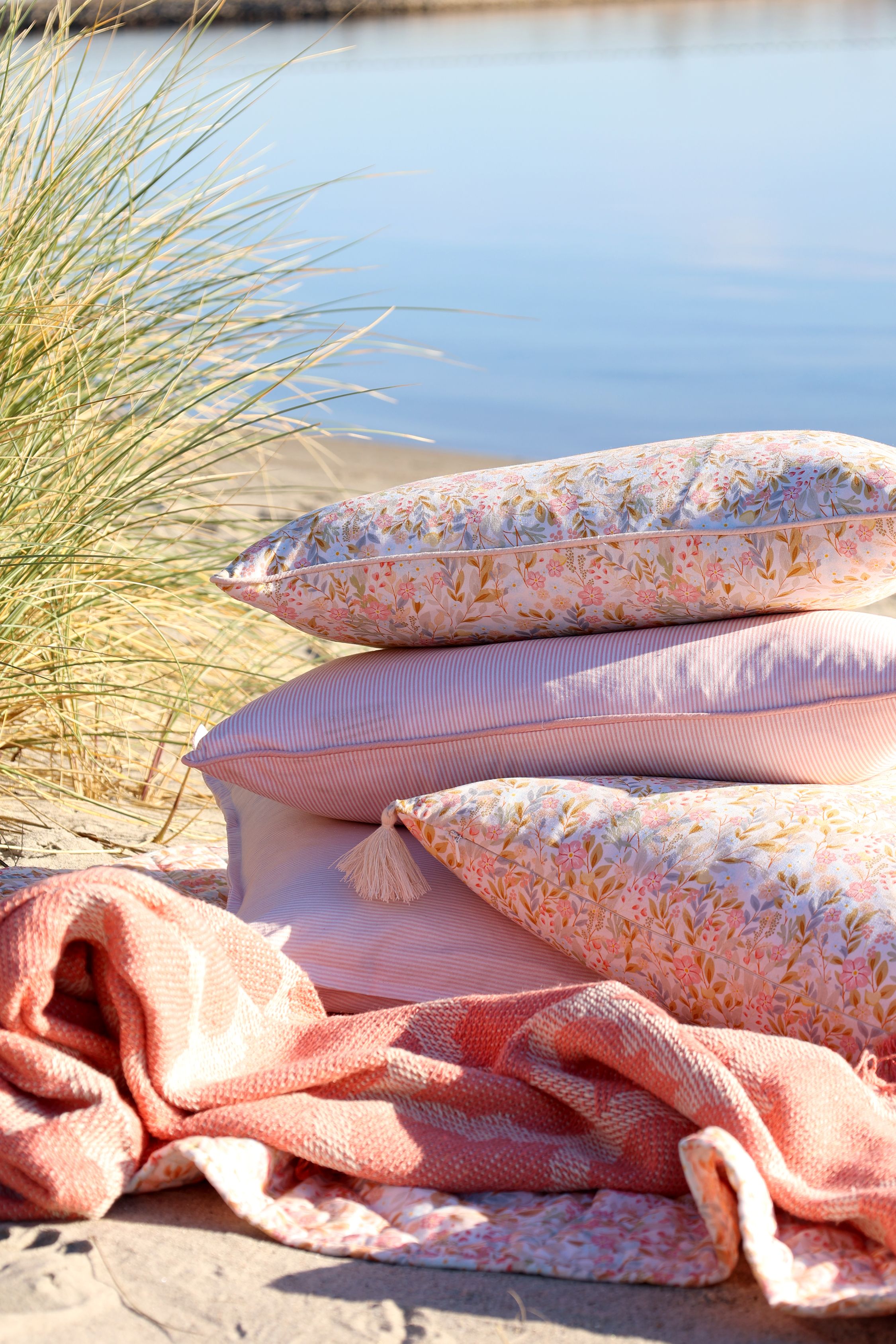 Kissenbezug 50x50 cm mit Quasten und Blattmuster