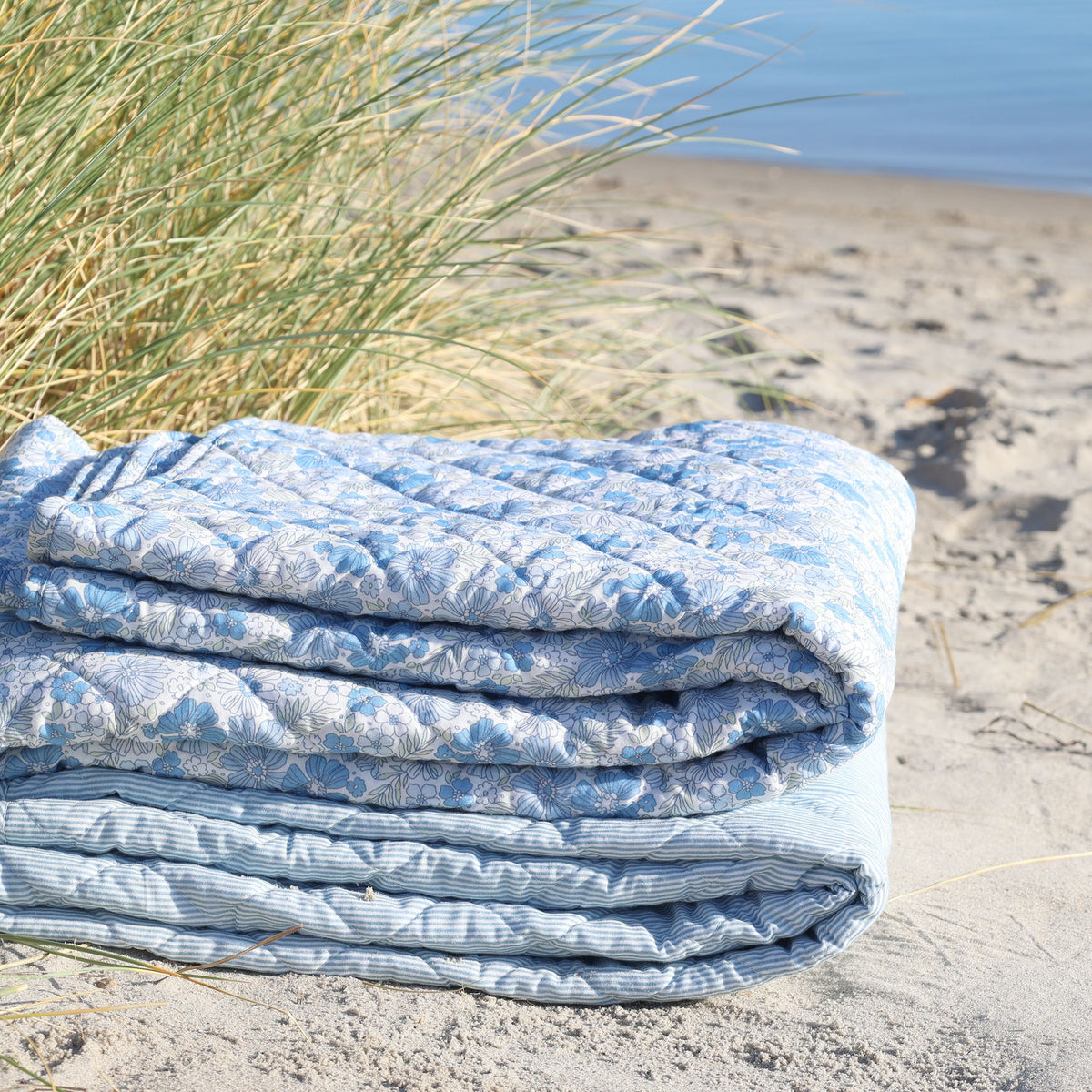 Baumwoll-Quilt mit Blumen, 180x130 cm, sky blue