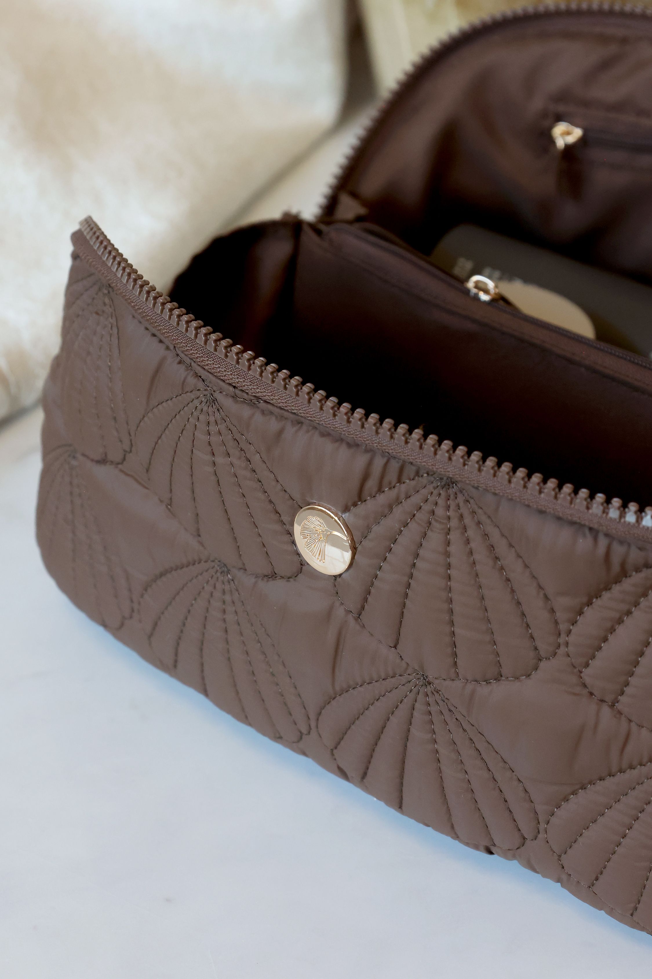 Kulturtasche mit Muschelmuster, coffee, 24 cm lang