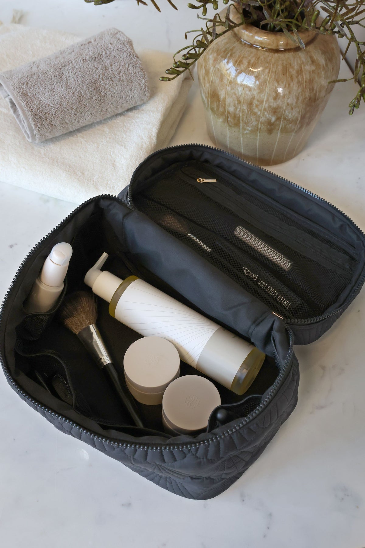 Kulturtasche mit gestepptem Muschelmuster, schwarz