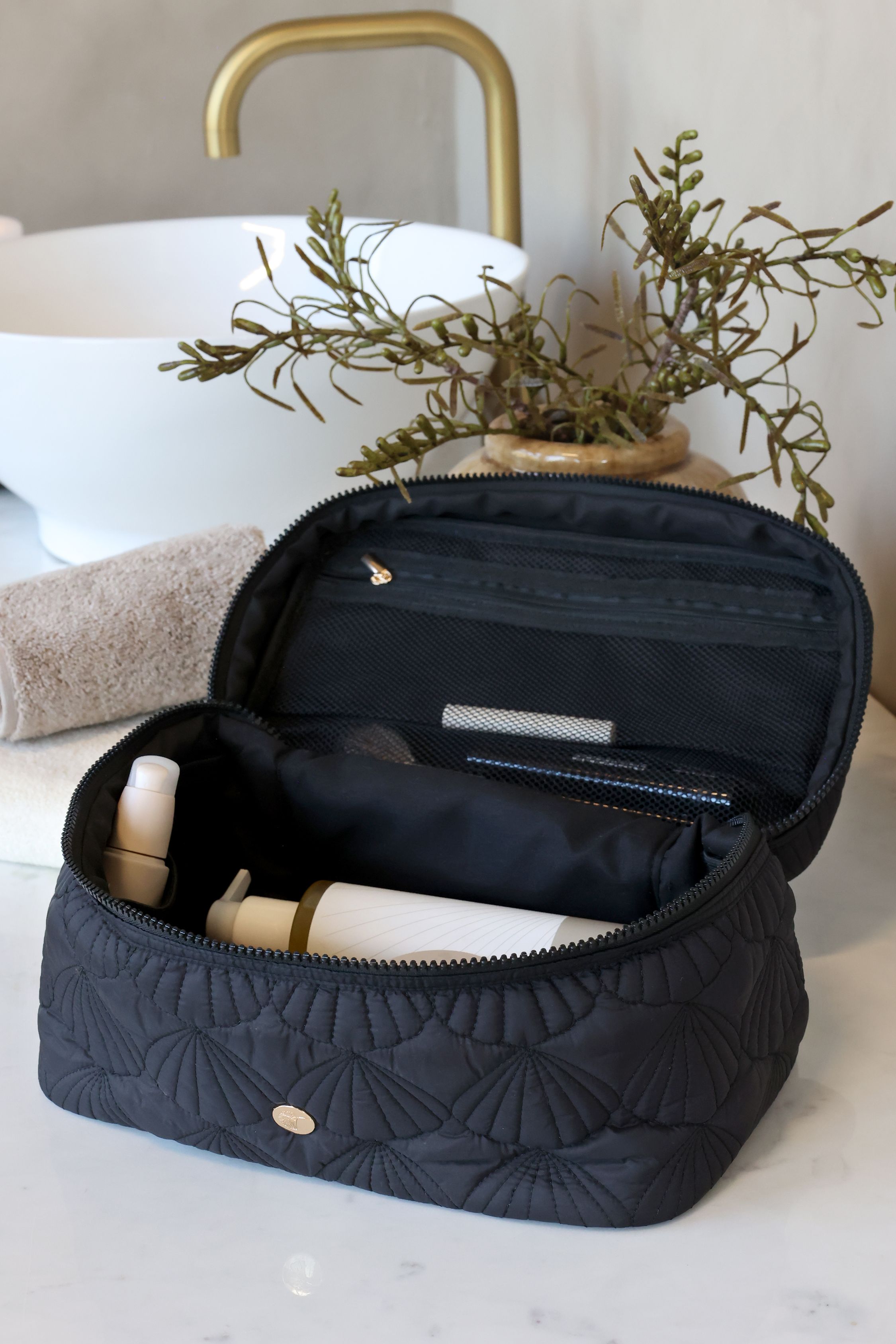 Kulturtasche mit gestepptem Muschelmuster, schwarz