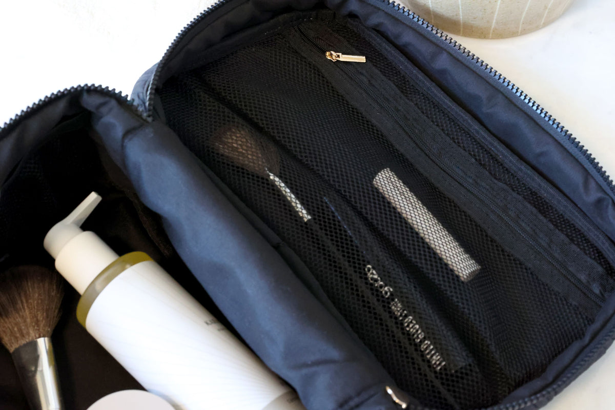 Kulturtasche mit gestepptem Muschelmuster, schwarz