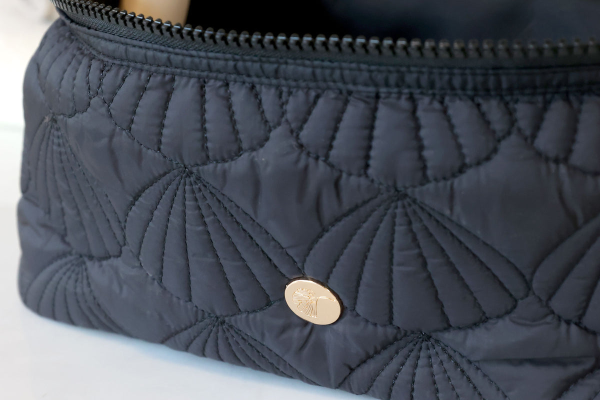 Kulturtasche mit gestepptem Muschelmuster, schwarz