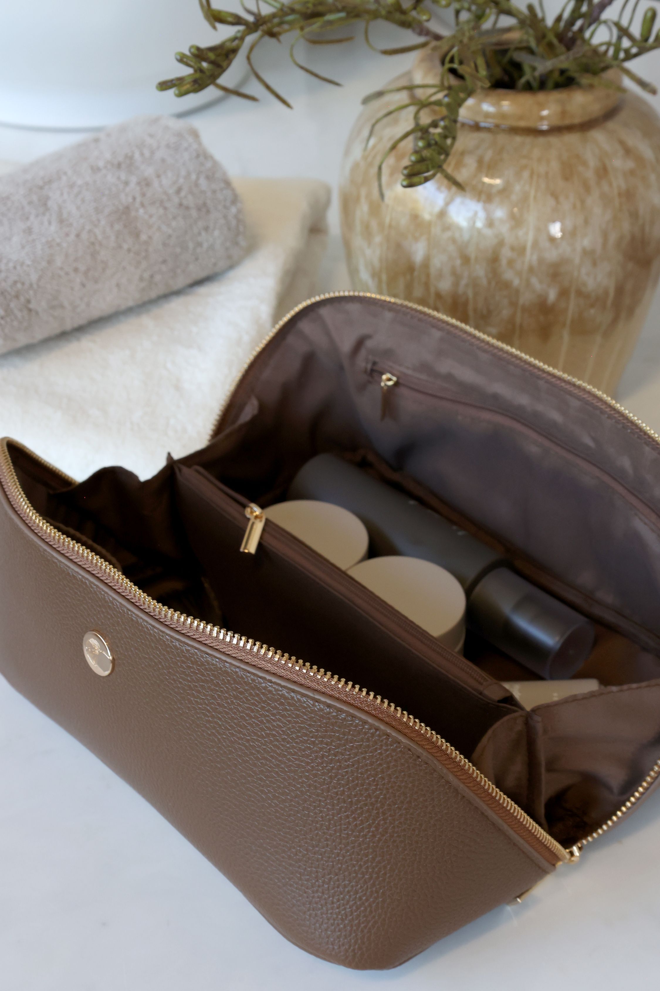 Kulturtasche coffee mit 2 Fächern und 4 Taschen