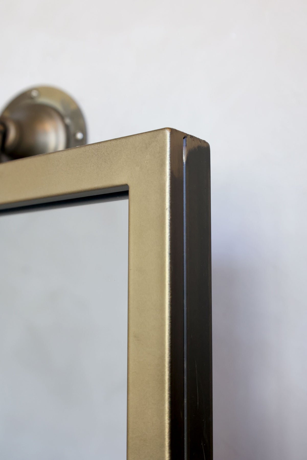 Wandspiegel aus Eisen und Glas, drehbar, Antik-Messing