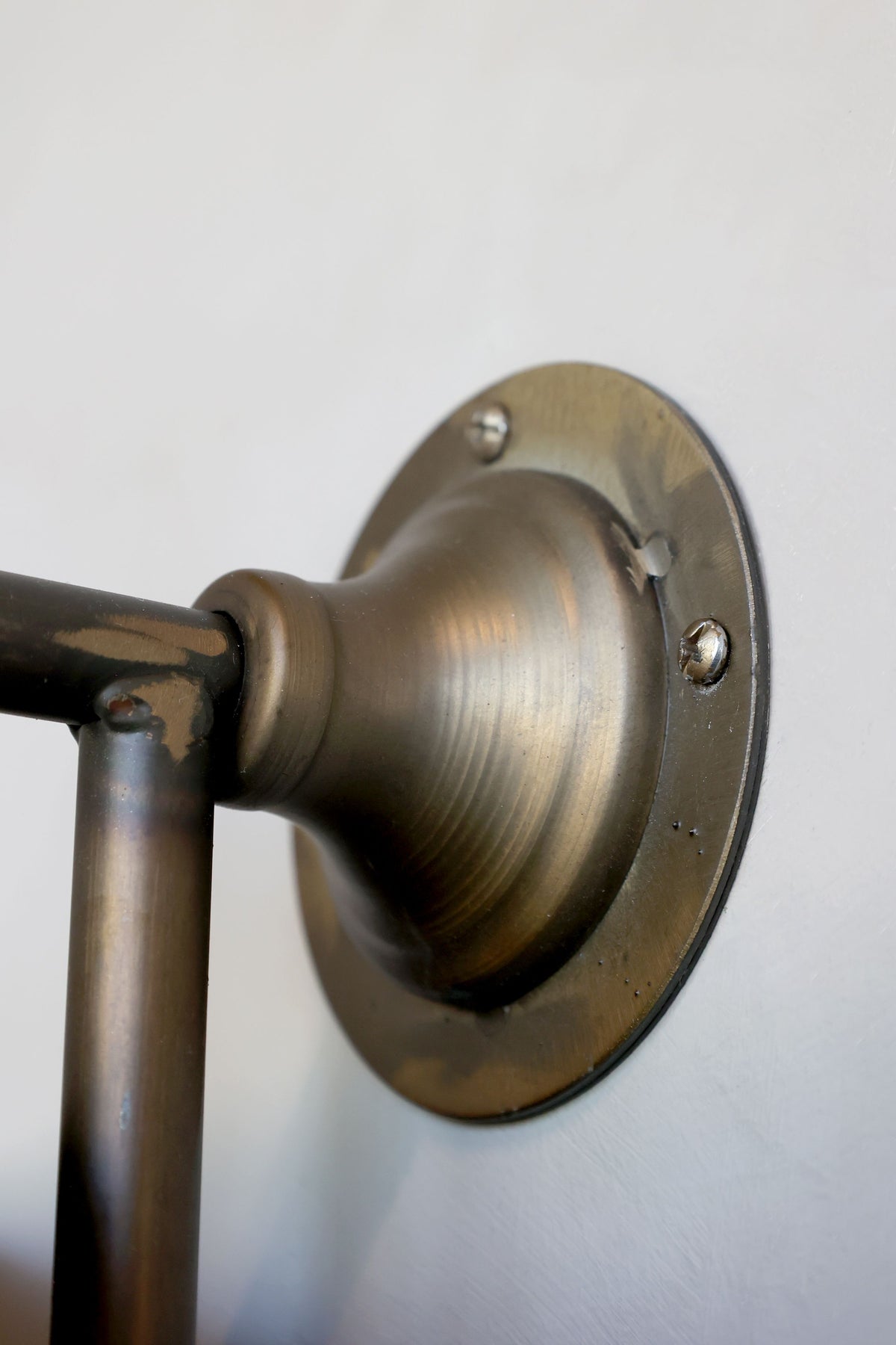 Wandspiegel aus Eisen und Glas, drehbar, Antik-Messing