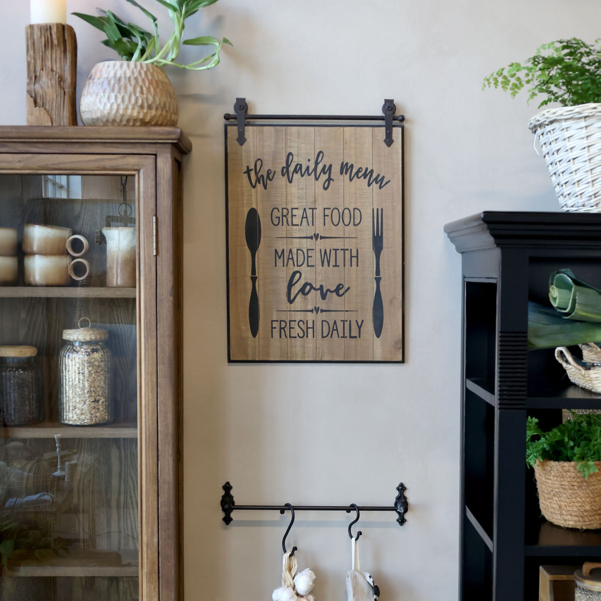 Schild The daily menu aus Holz und Eisen, 57 cm hoch