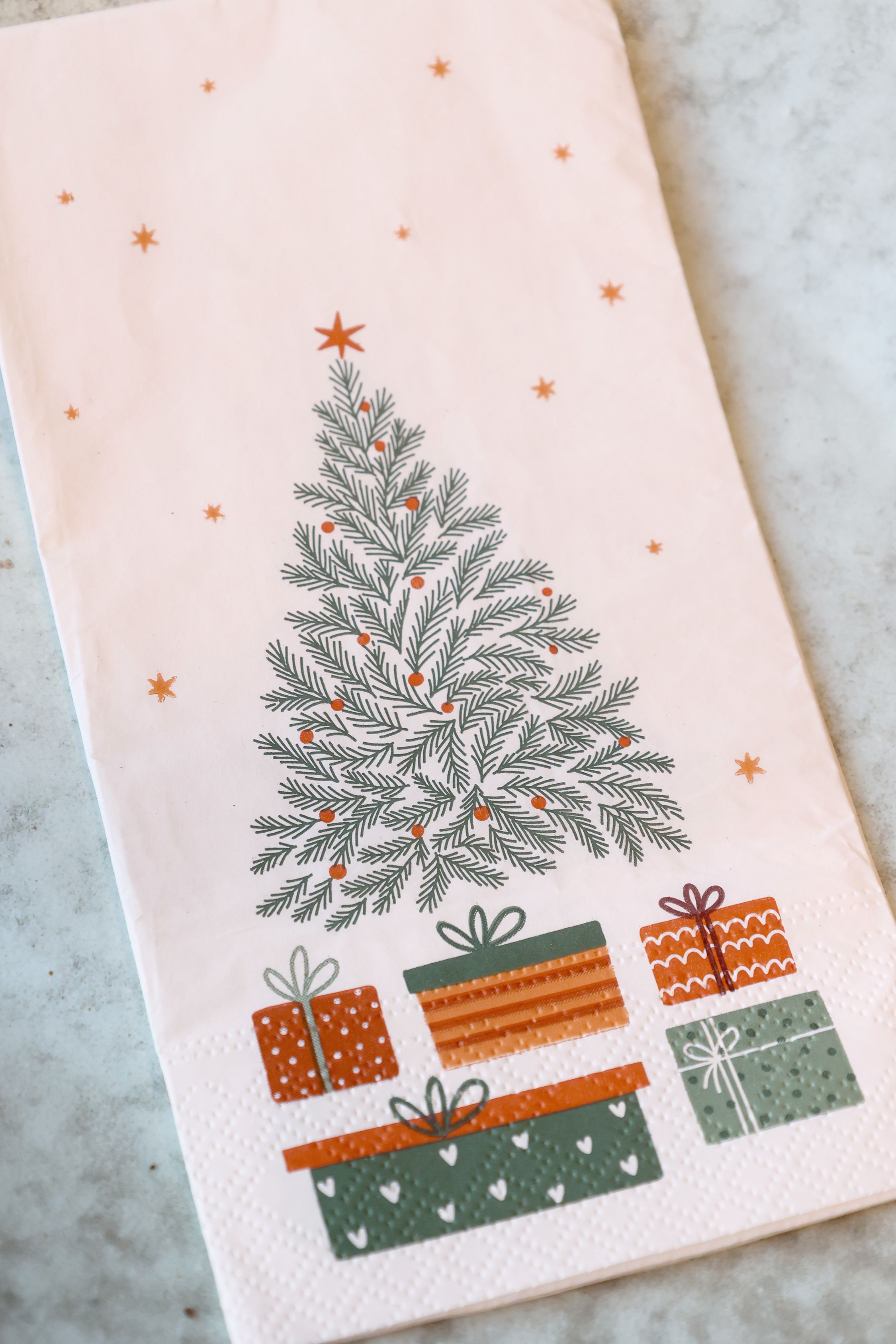 Servietten 40x40 cm mit Weihnachtsbaum und Geschenken, creme