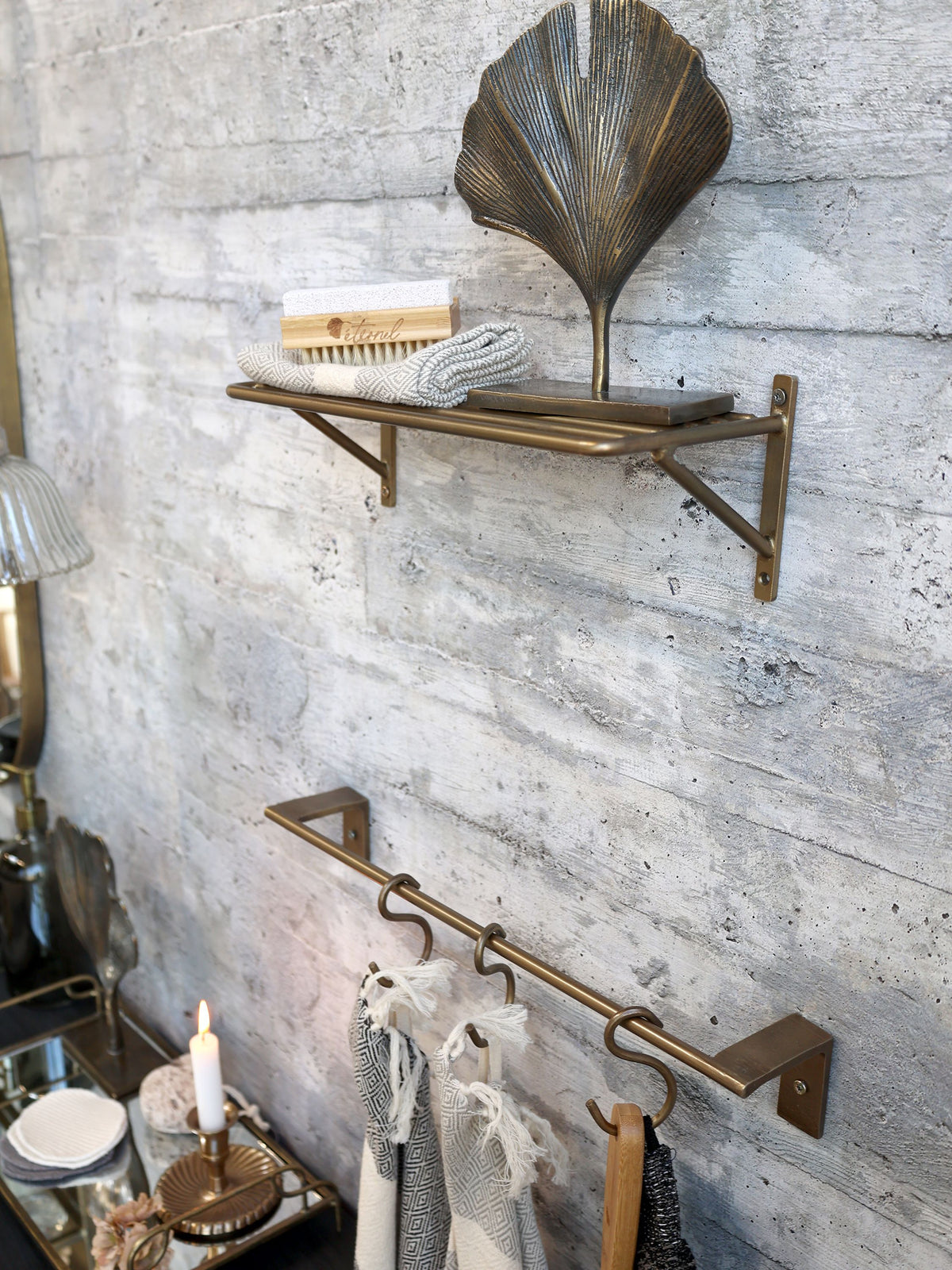 Deko auf Sideboard: Blatt aus Aluminium, Messing, 19,5 cm
