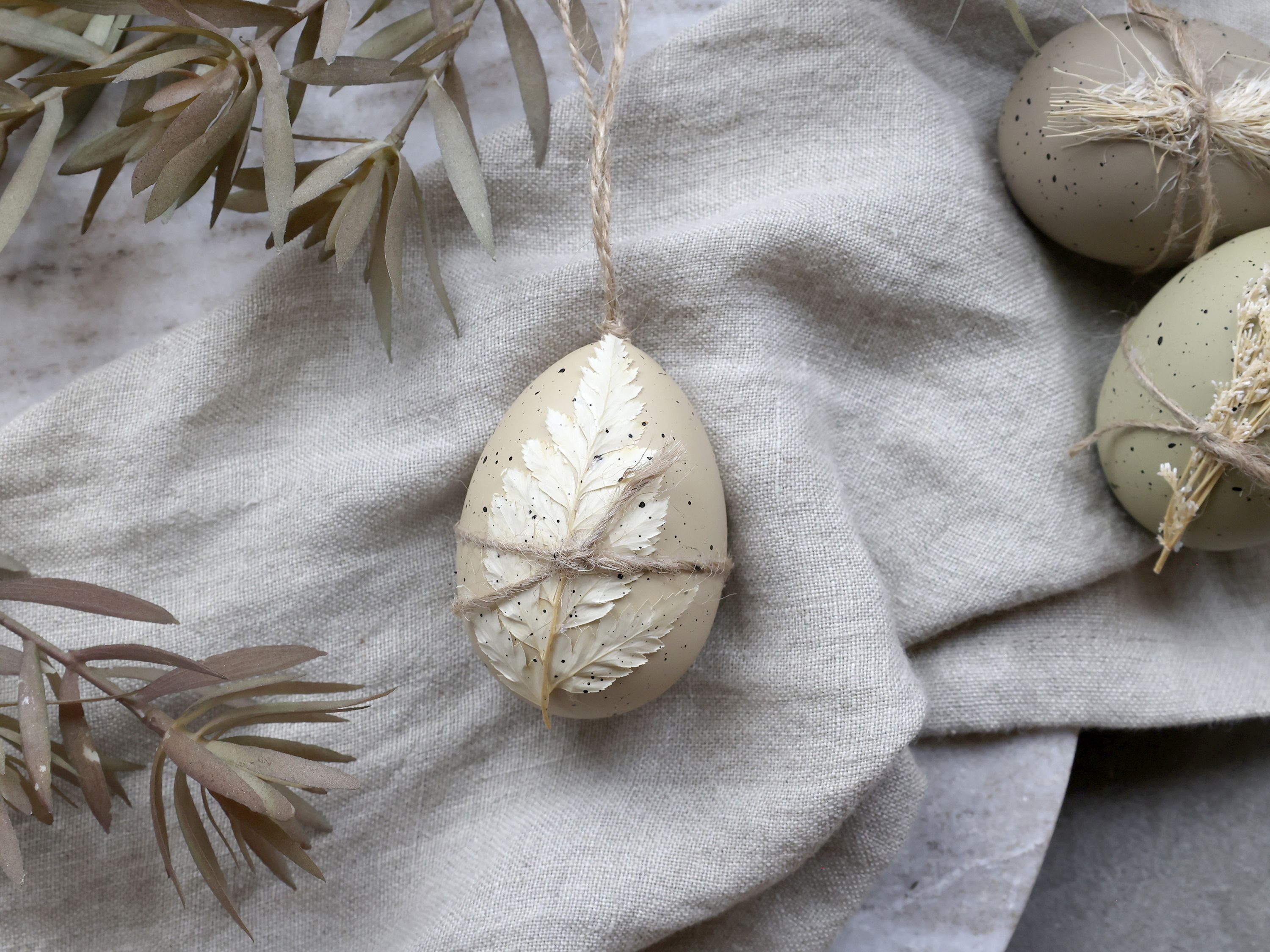Osterei mit getrockneten Blumen, 7 cm hoch, honigfarben