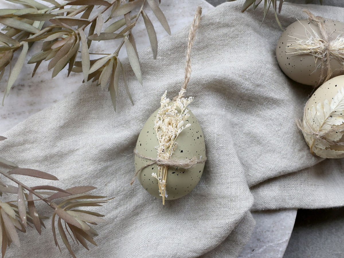Osterei mit getrockneten Blumen, 7 cm hoch, staubig grün