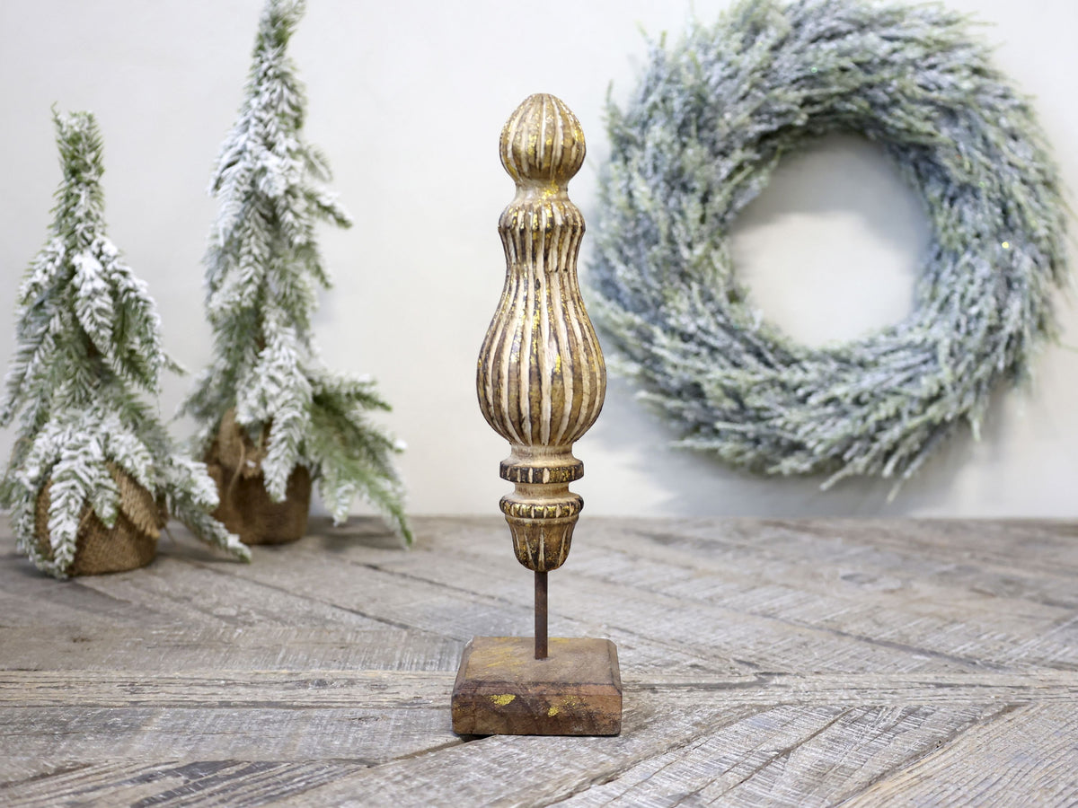 Deko auf Fuß aus Mangoholz in Gold – 28 cm hoch