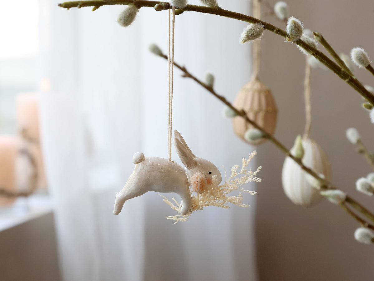 Kaninchen mit Blumen, Polyresin, antique creme, 5,5 cm
