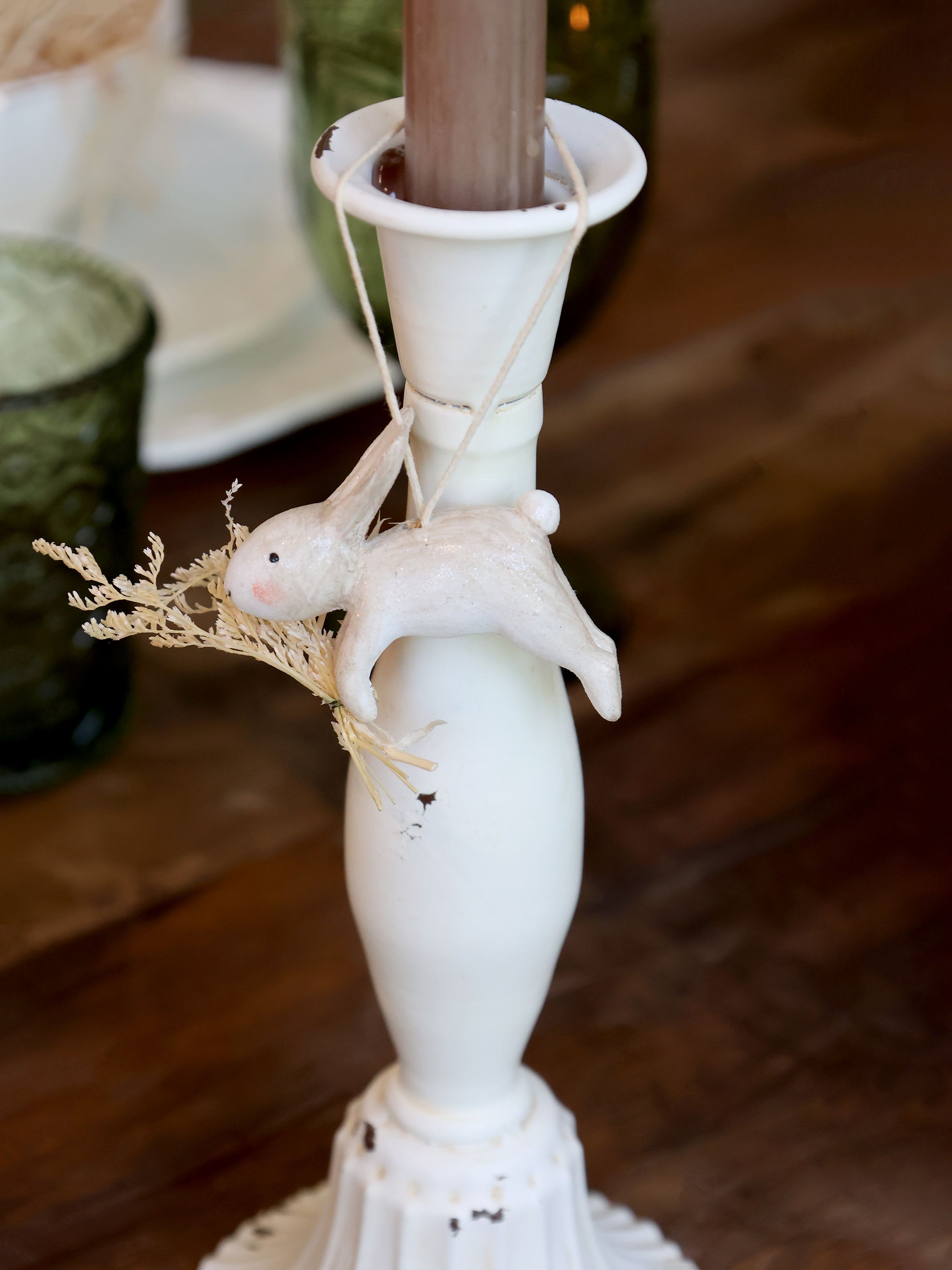 Kaninchen mit Blumen, Polyresin, antique creme, 5,5 cm