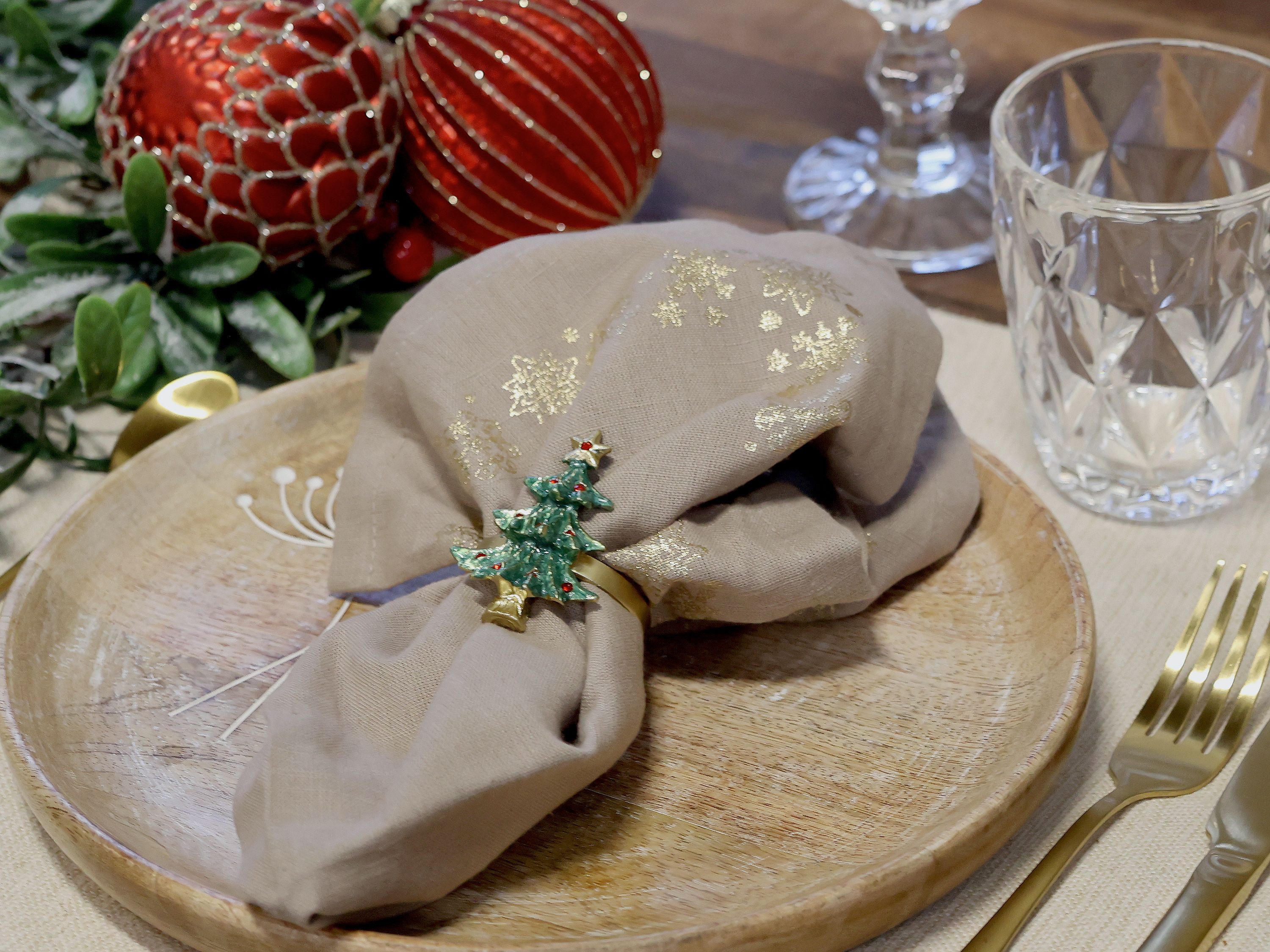 Serviettenring mit Weihnachtsbaum aus Zinn, messingfarben