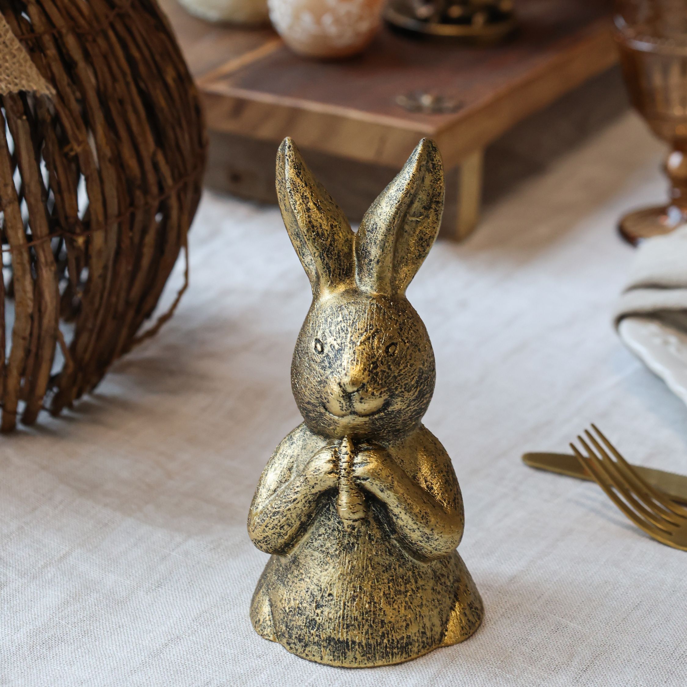 Kaninchen mit Karotte Figur aus Polyresin, antique messing