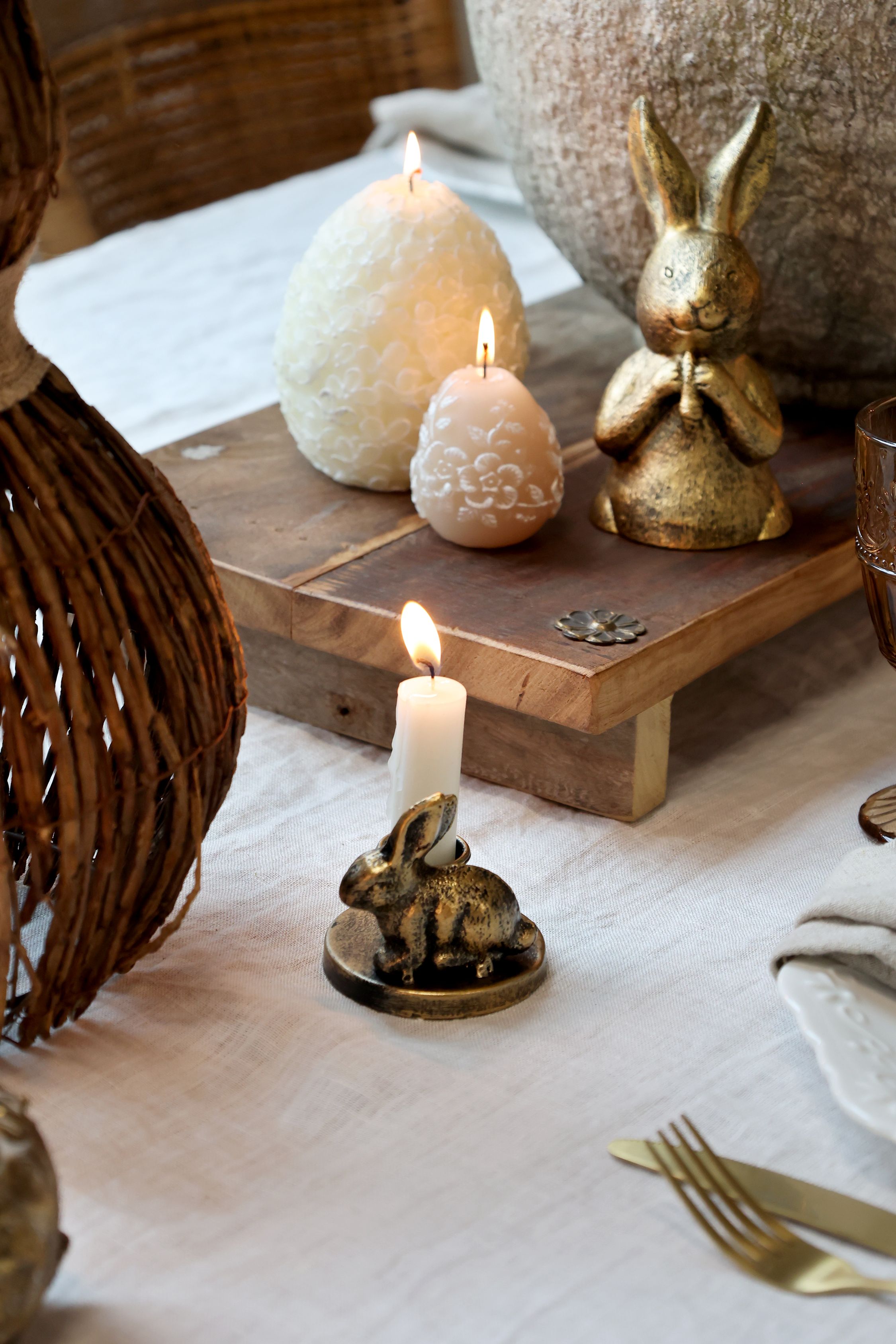 Kaninchen mit Karotte Figur aus Polyresin, antique messing