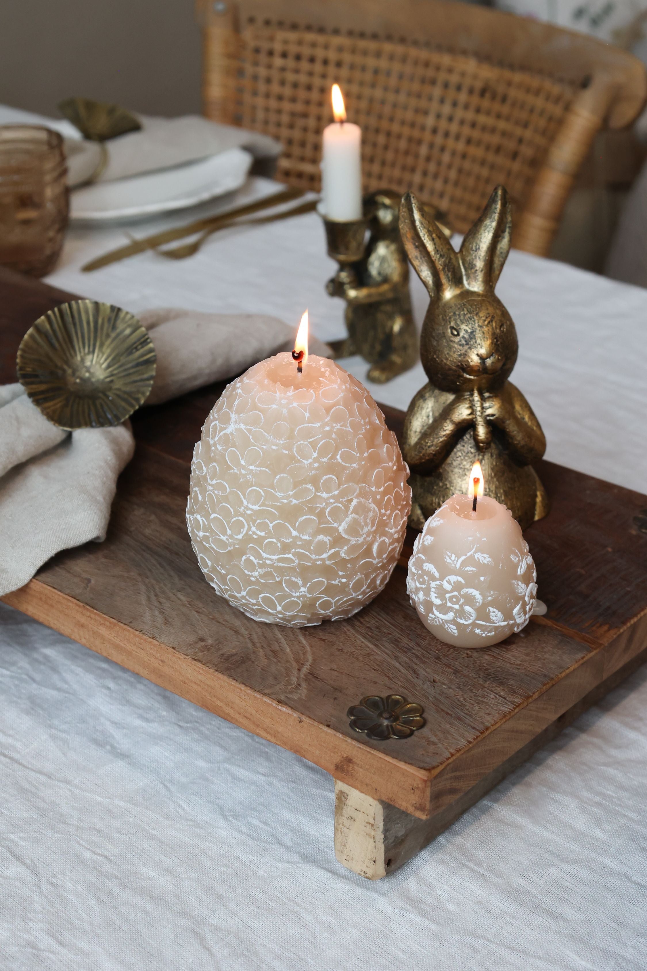Kaninchen mit Karotte Figur aus Polyresin, antique messing