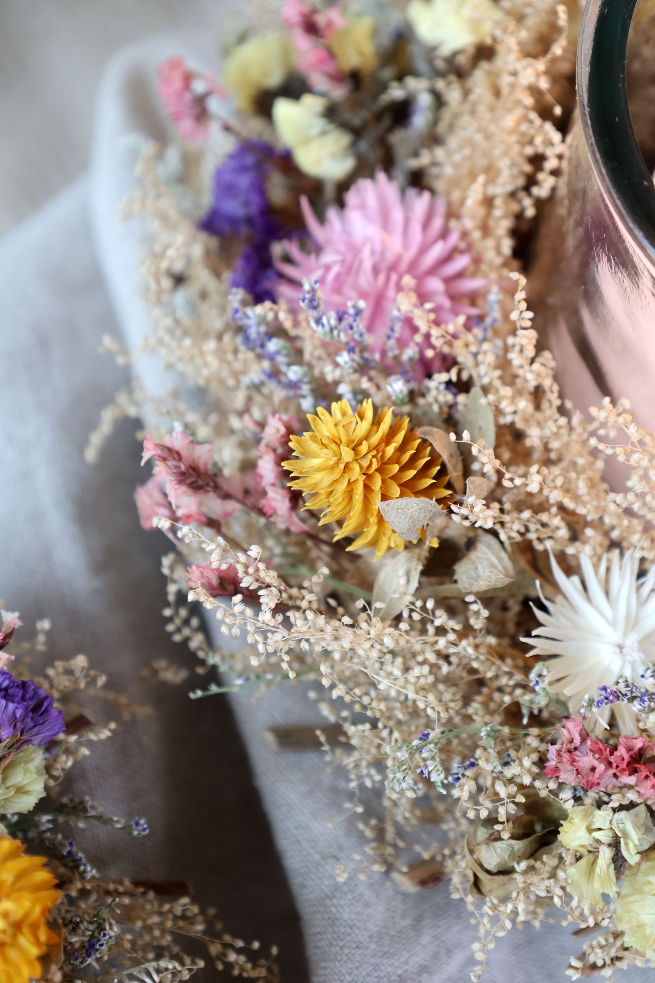 Windlicht mit Blumenkranz aus Gras und Glas, 18 cm