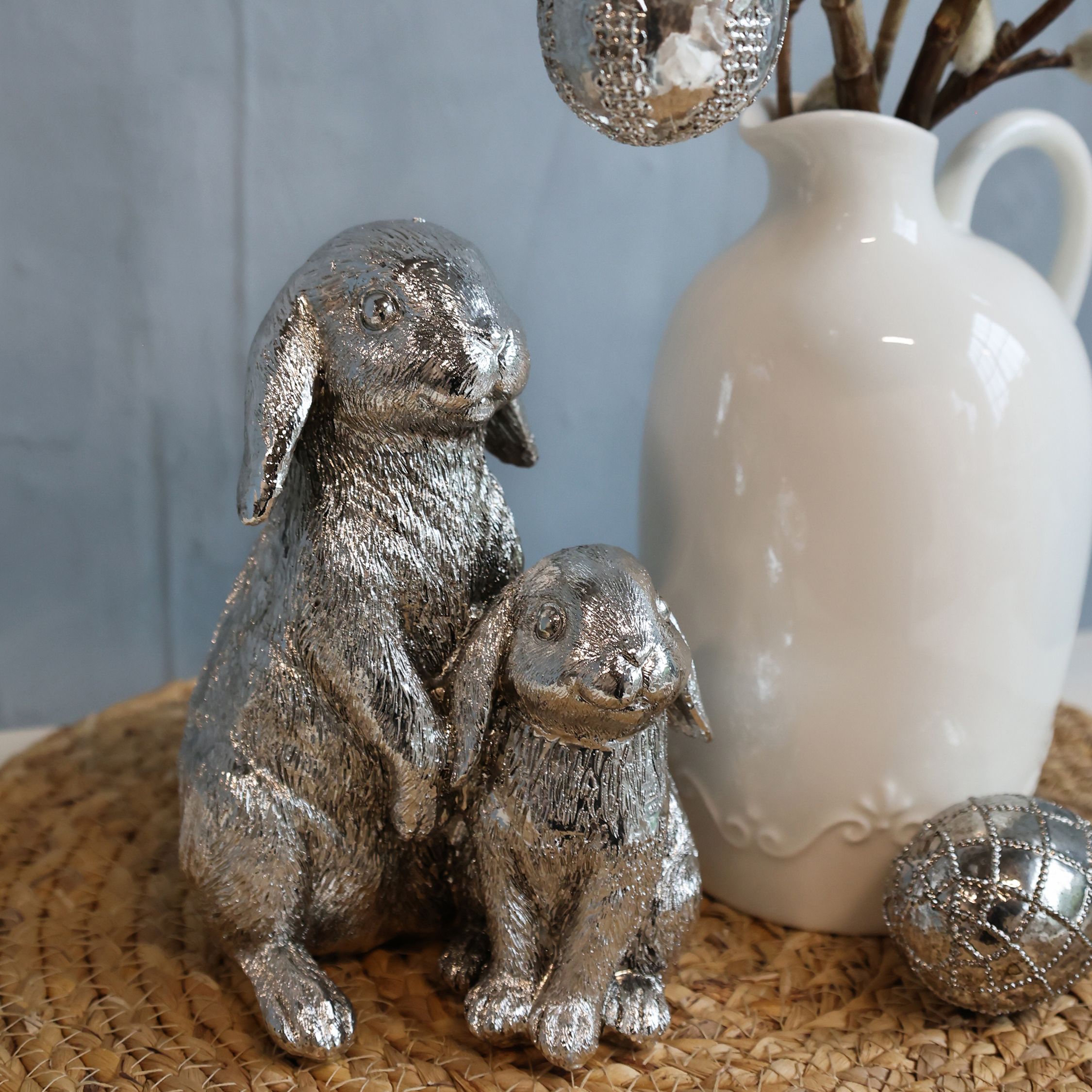 Kaninchen-Figur aus Polyresin in Antik-Silber, 18 cm