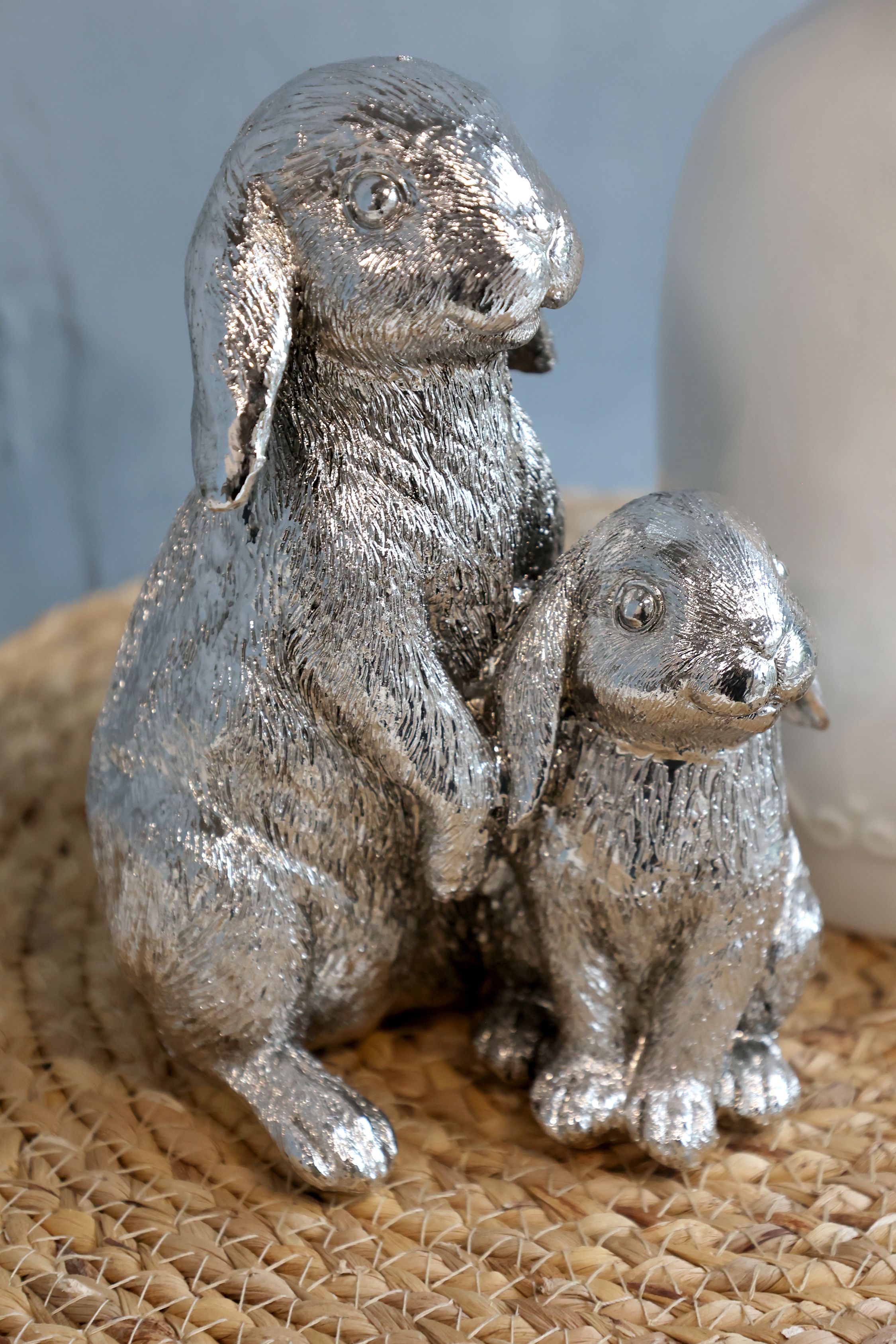 Kaninchen-Figur aus Polyresin in Antik-Silber, 18 cm