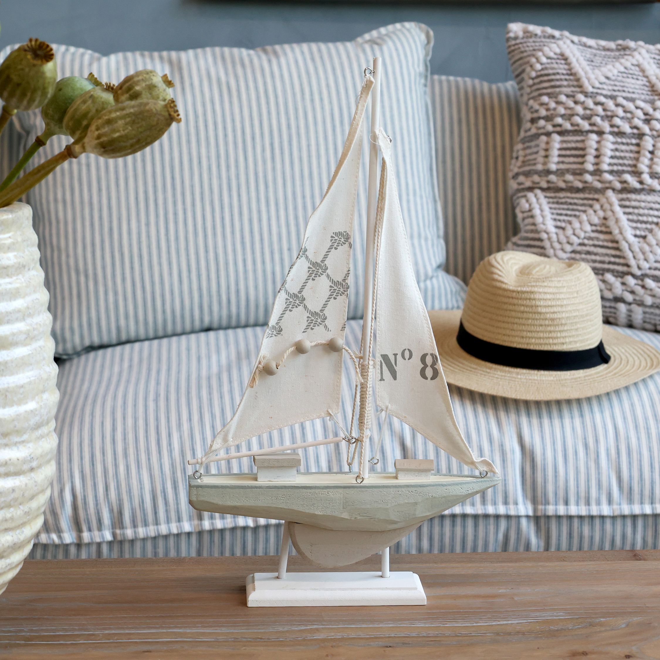 Segelboot-Dekofigur auf Fuß, creme, 42 cm hoch