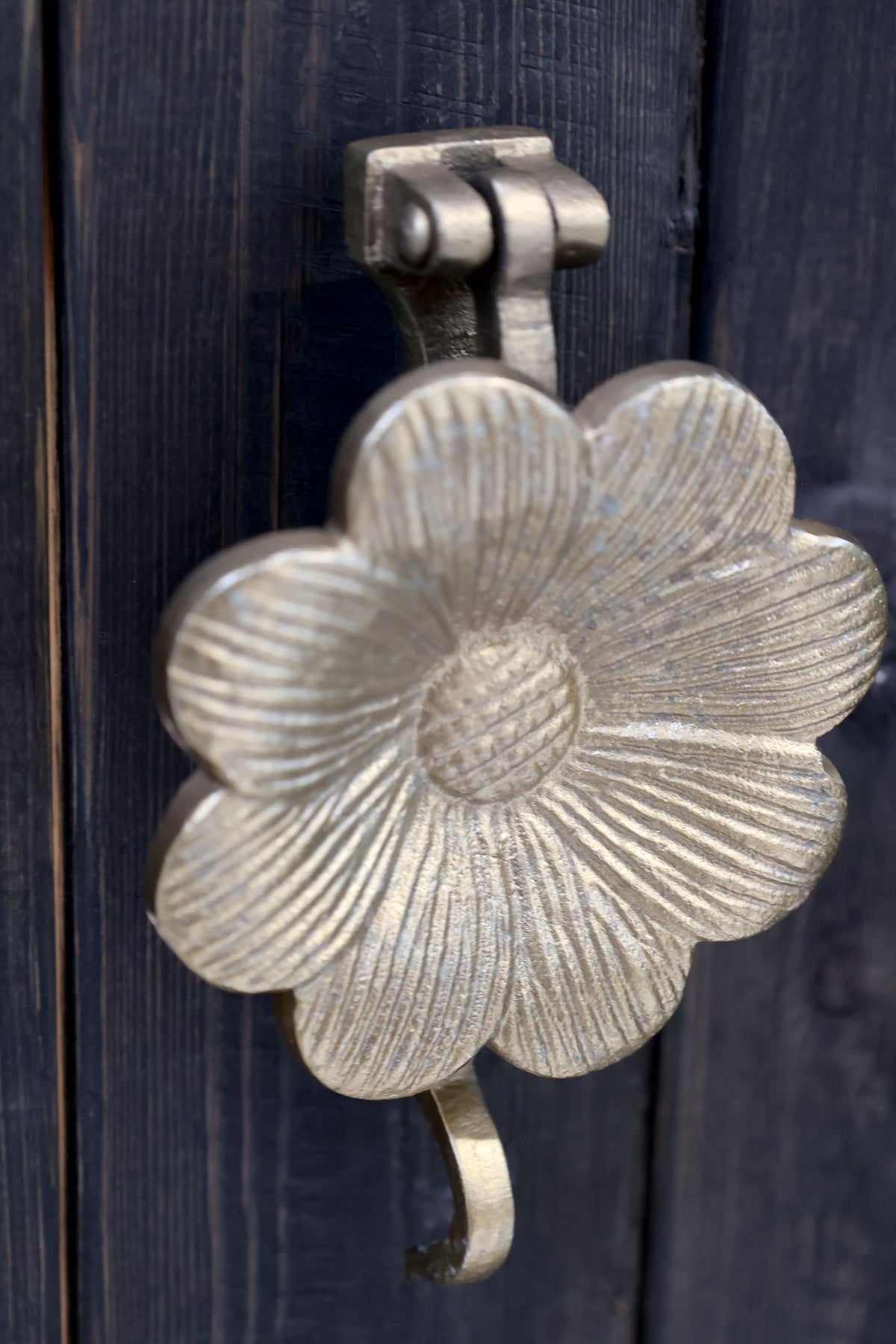 Türklopfer mit Blumenmotiv aus Messing und Eisen, antik