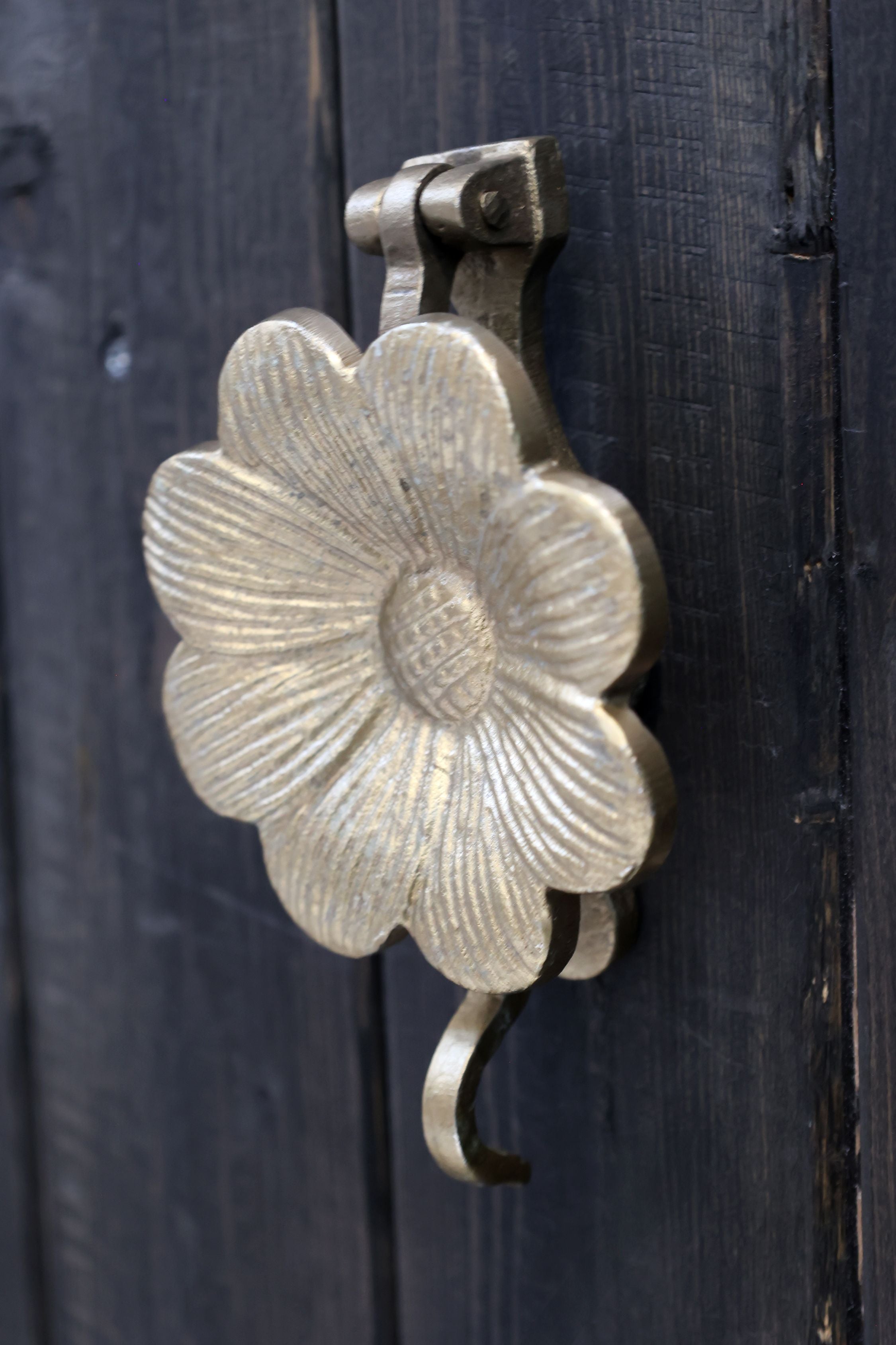 Türklopfer mit Blumenmotiv aus Messing und Eisen, antik