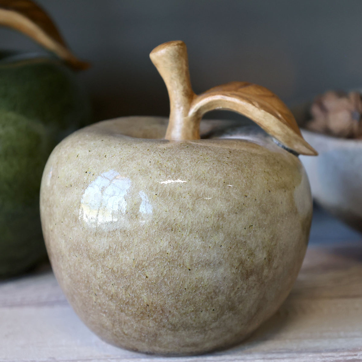 Deko für Regal: Apfel aus Steingut, latte, 13 cm hoch