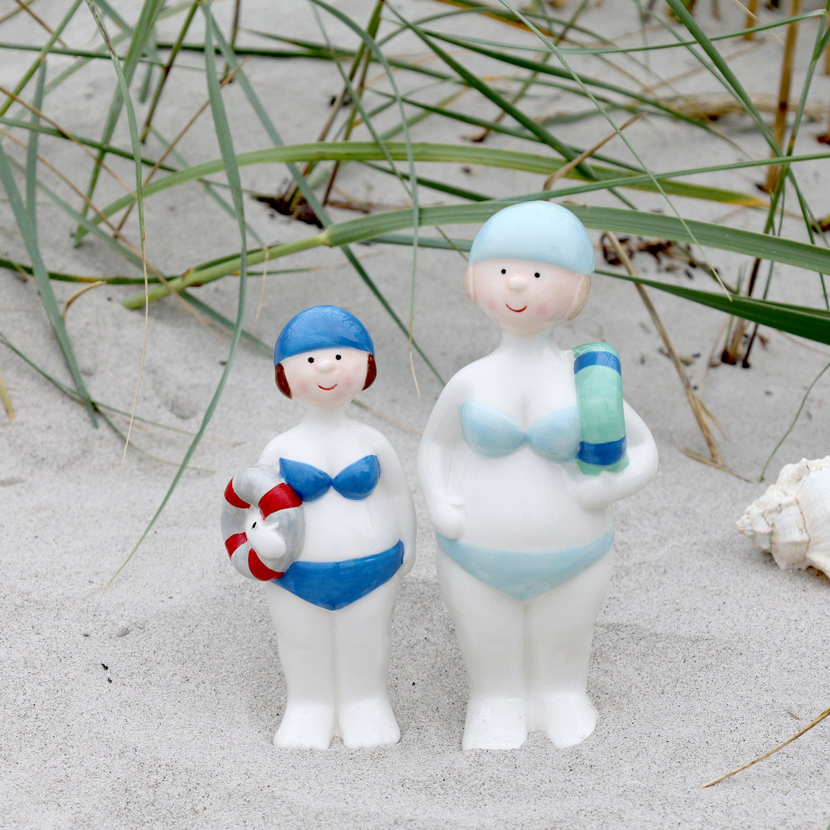 Deko-Figur Dame mit Schwimmring aus Keramik, 17,5 cm hoch