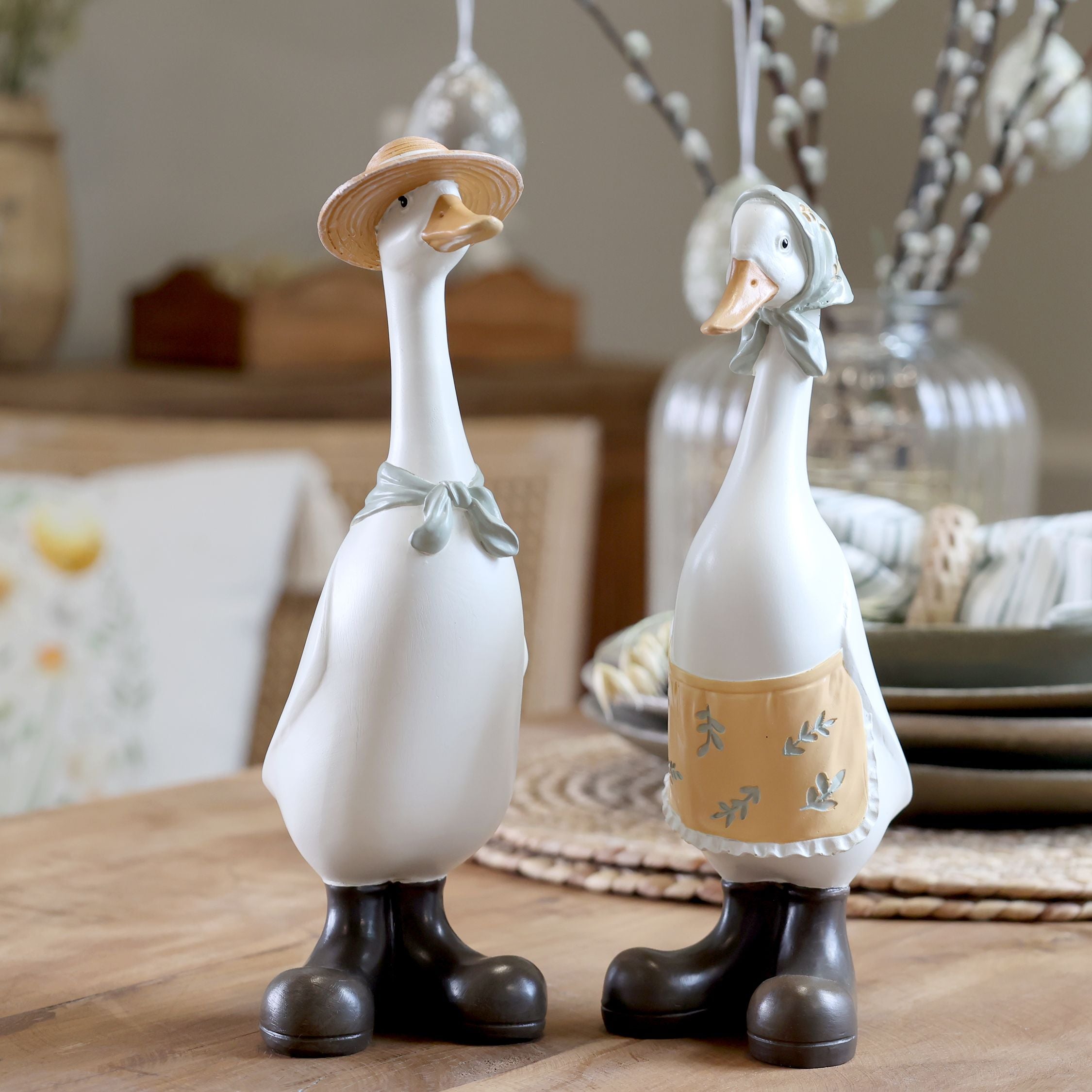 Gänsefiguren mit Schal und Hut – 2er Set, Polyresin, weiß