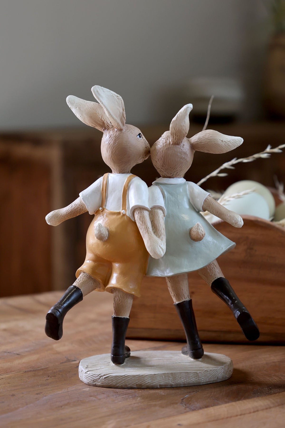 Kaninchenfigur mit Kleid und Hose aus Polyresin, 21 cm