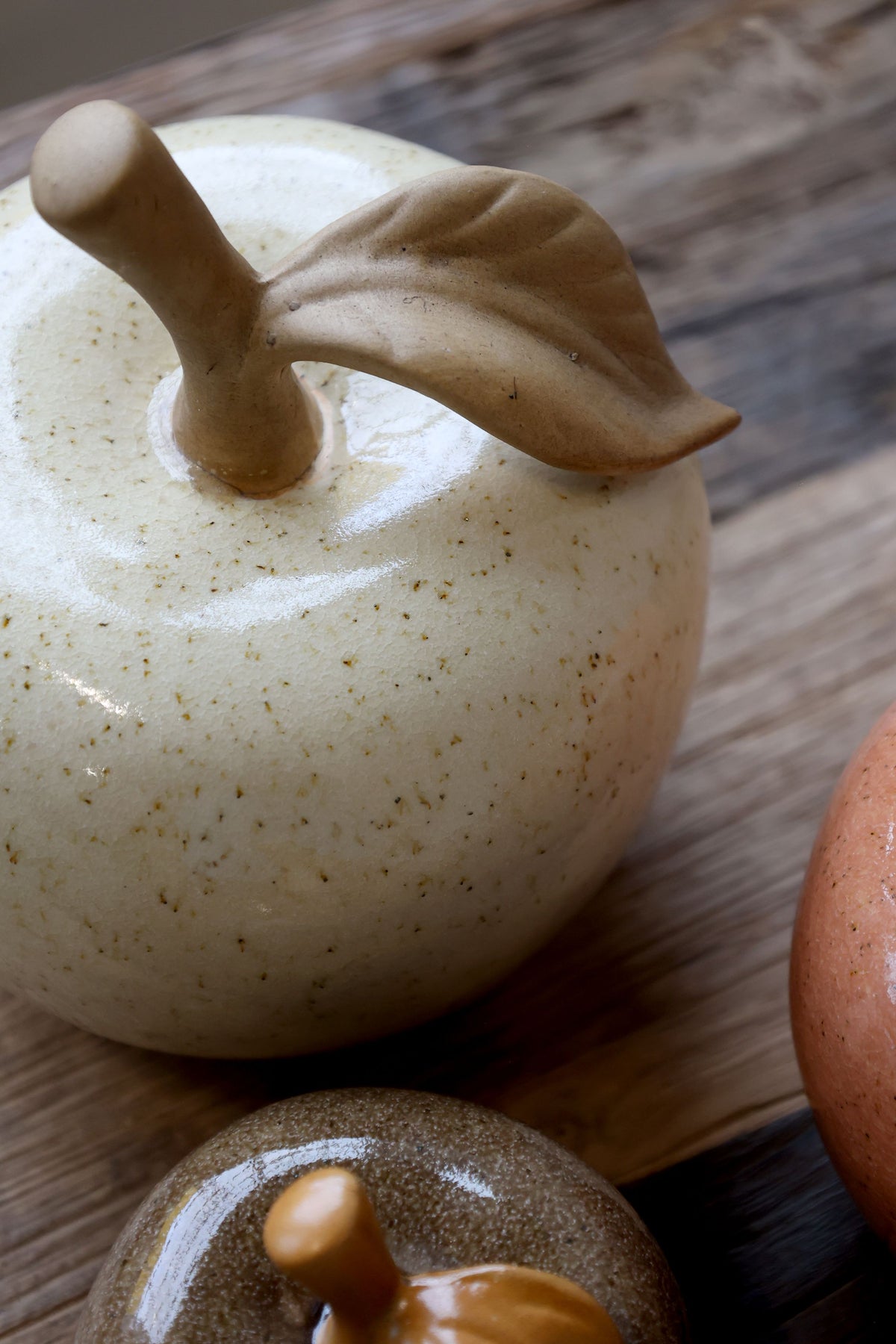 Deko für Regal: Keramik-Apfel, 16 cm, creme