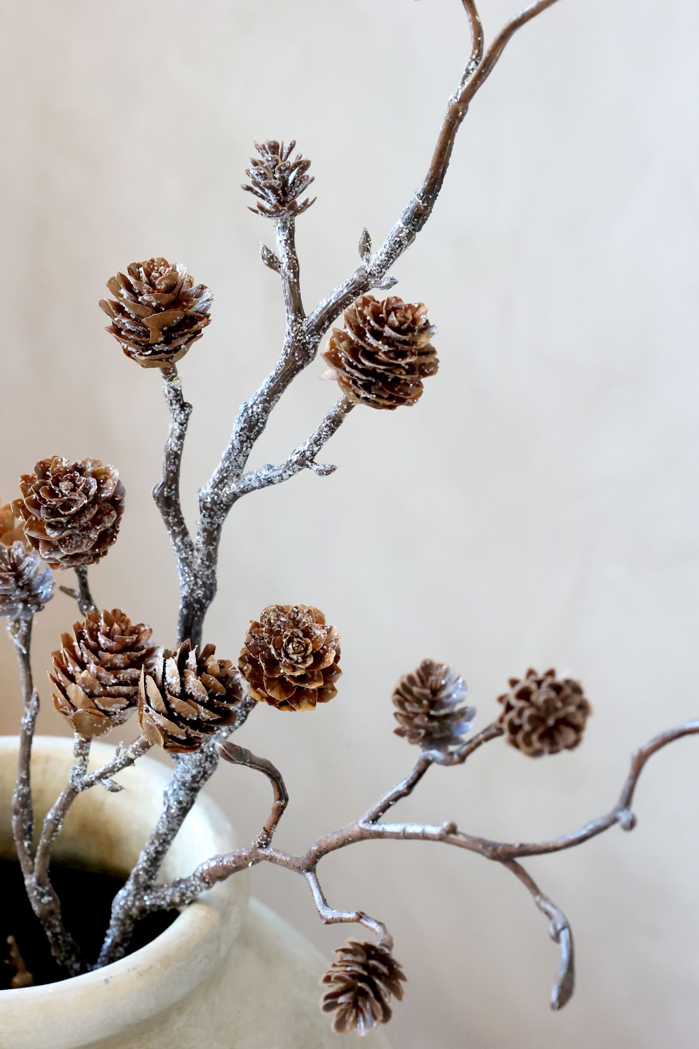 Dekoblume mit Tannenzapfen und Glitzer, 80 cm