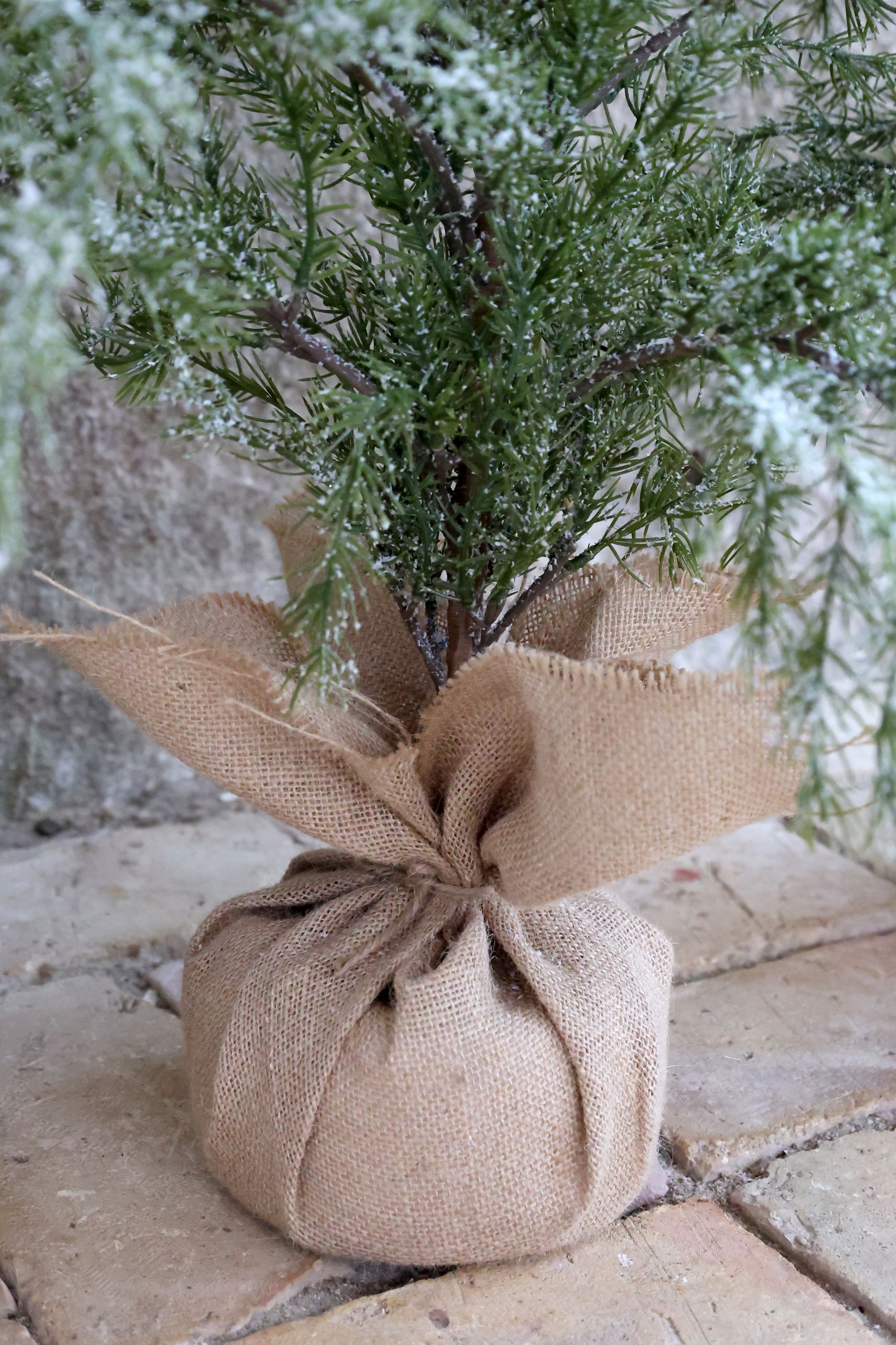 Tannenbaum mit Schnee und Zapfen, 150 cm hoch, Jute