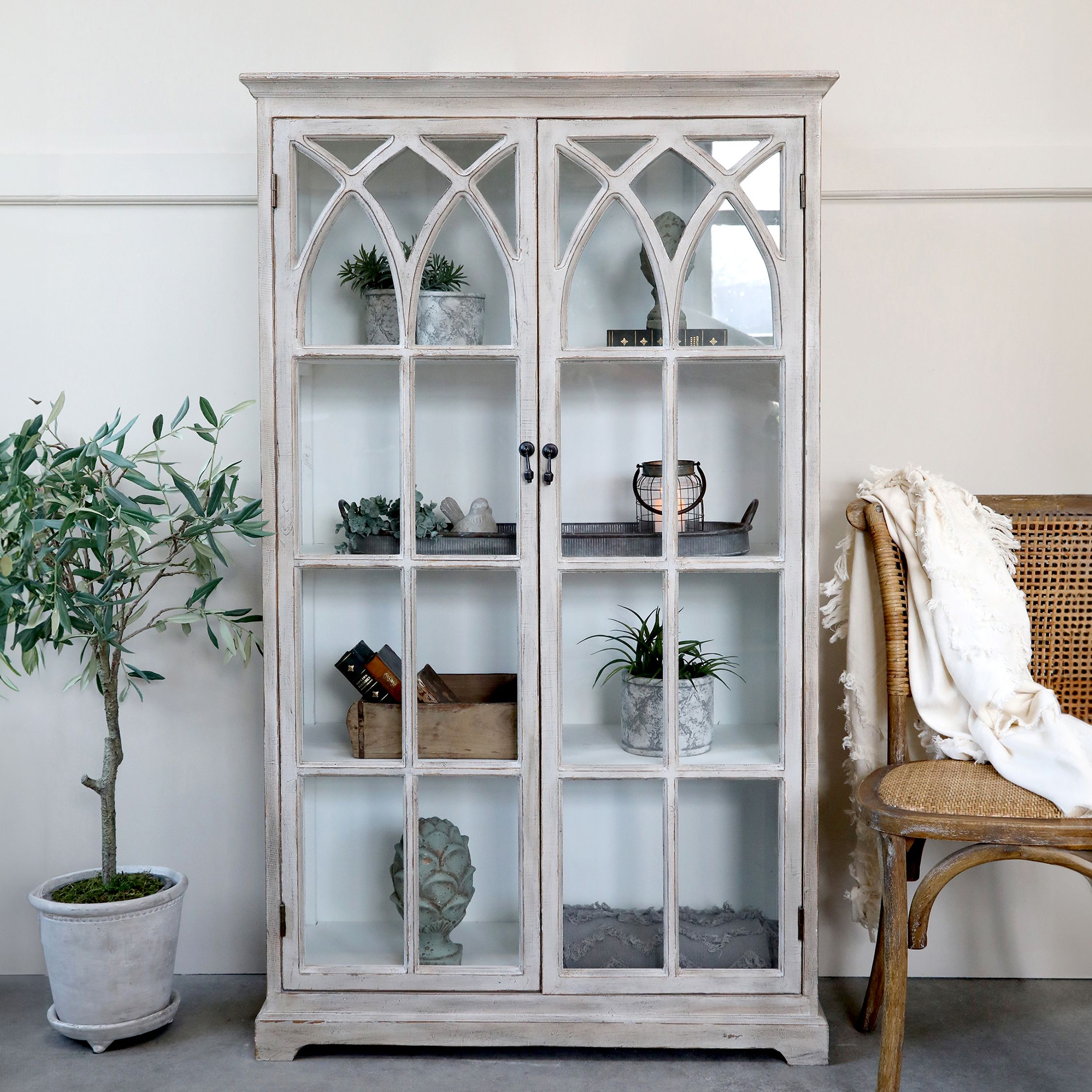 Vitrinenschrank aus Tannenholz mit Glastüren, 154 cm hoch