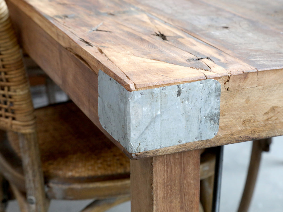 Holztisch Grimaud aus Recyclingholz mit Eisenbeinen