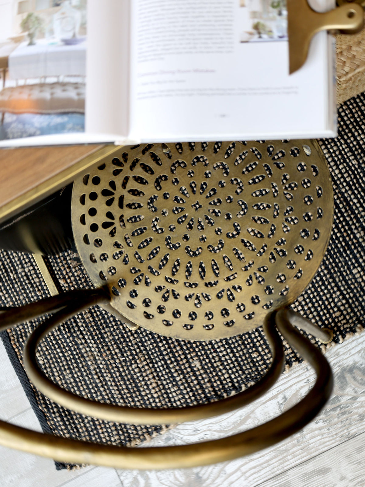 Esstischstuhl mit Muster in Antik-Messing