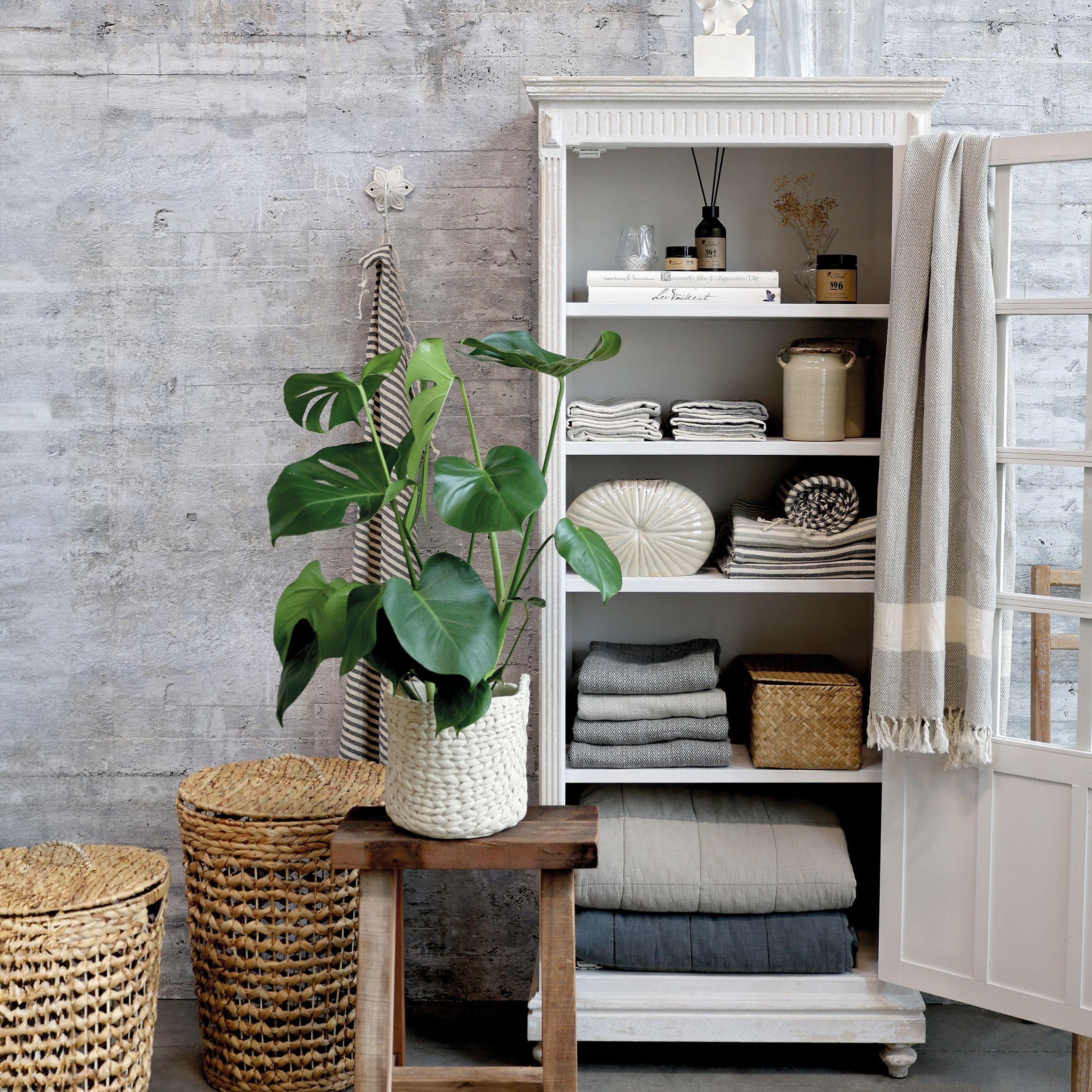 Vitrinenschrank aus Kiefernholz mit Glastür, antique weiß