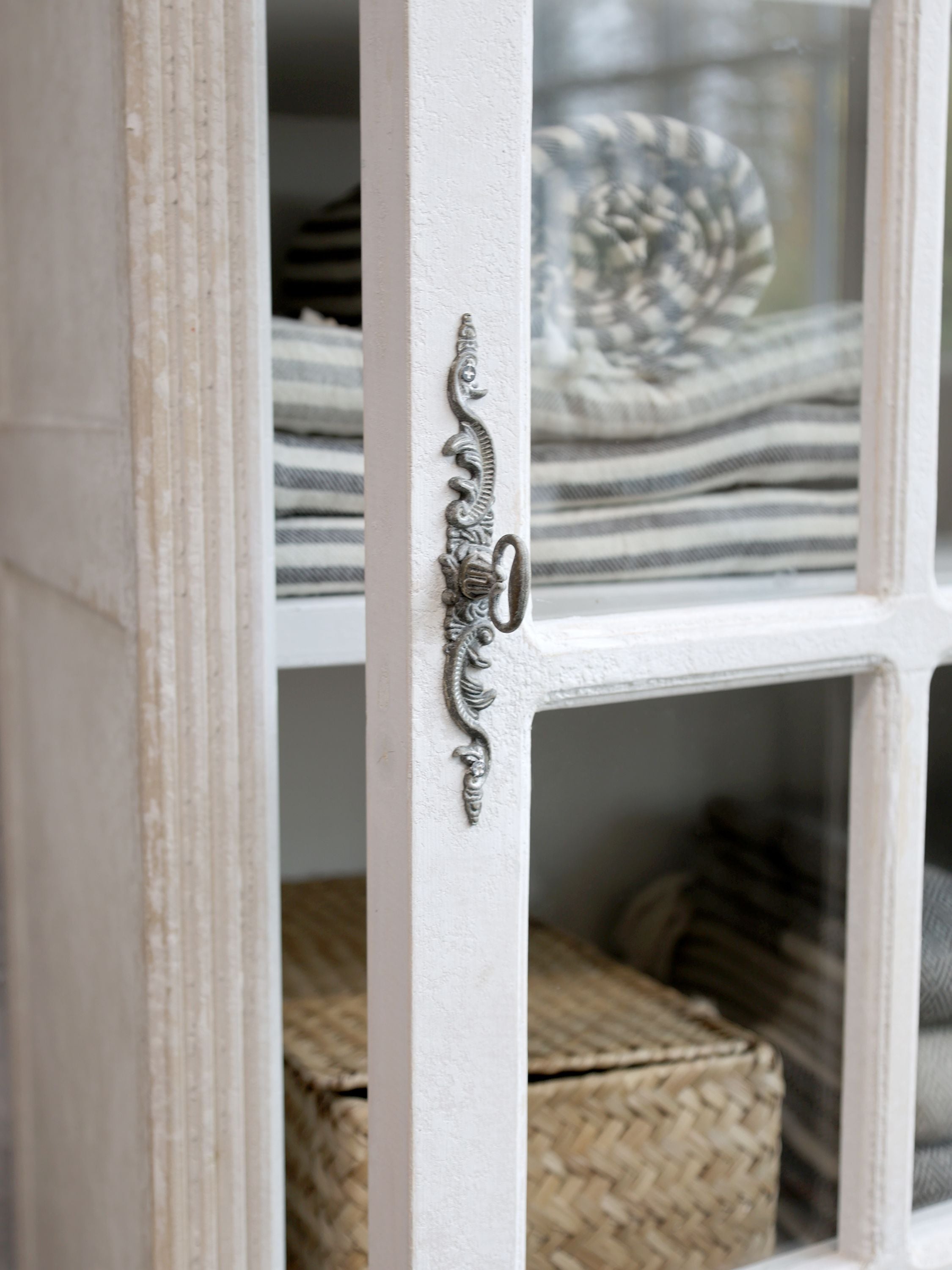 Vitrinenschrank aus Kiefernholz mit Glastür, antique weiß